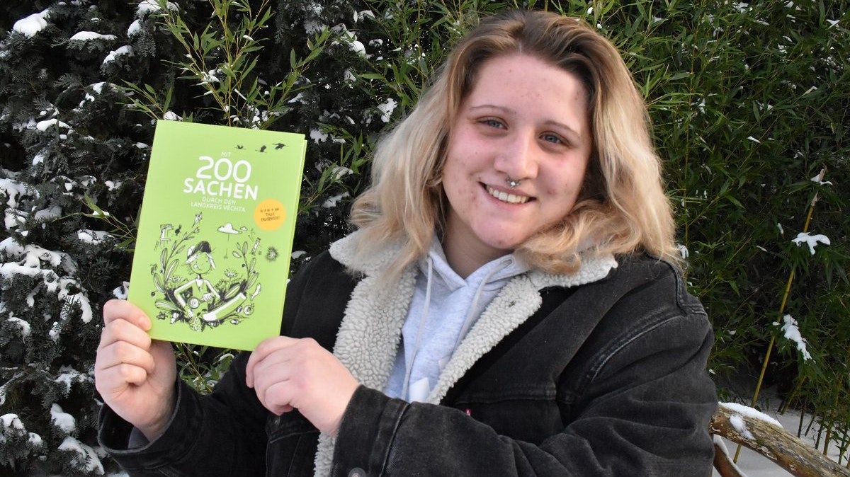 Mit 200 Sachen durch den Landkreis Vechta: Katharina Hornemann präsentiert ein Buch, das viele Freizeittipps für Jugendliche vor Ort beinhaltet.&nbsp; Foto: Klöker