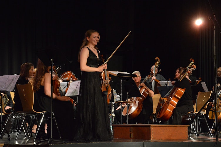 Spielte die erste Geige : Solistin Kerstin Pesch brillierte im Violinkonzert Nr. 9 in a-Moll von Charles-Auguste Bériot und erntete auch in Vechta viel Applaus. Foto: Wienken