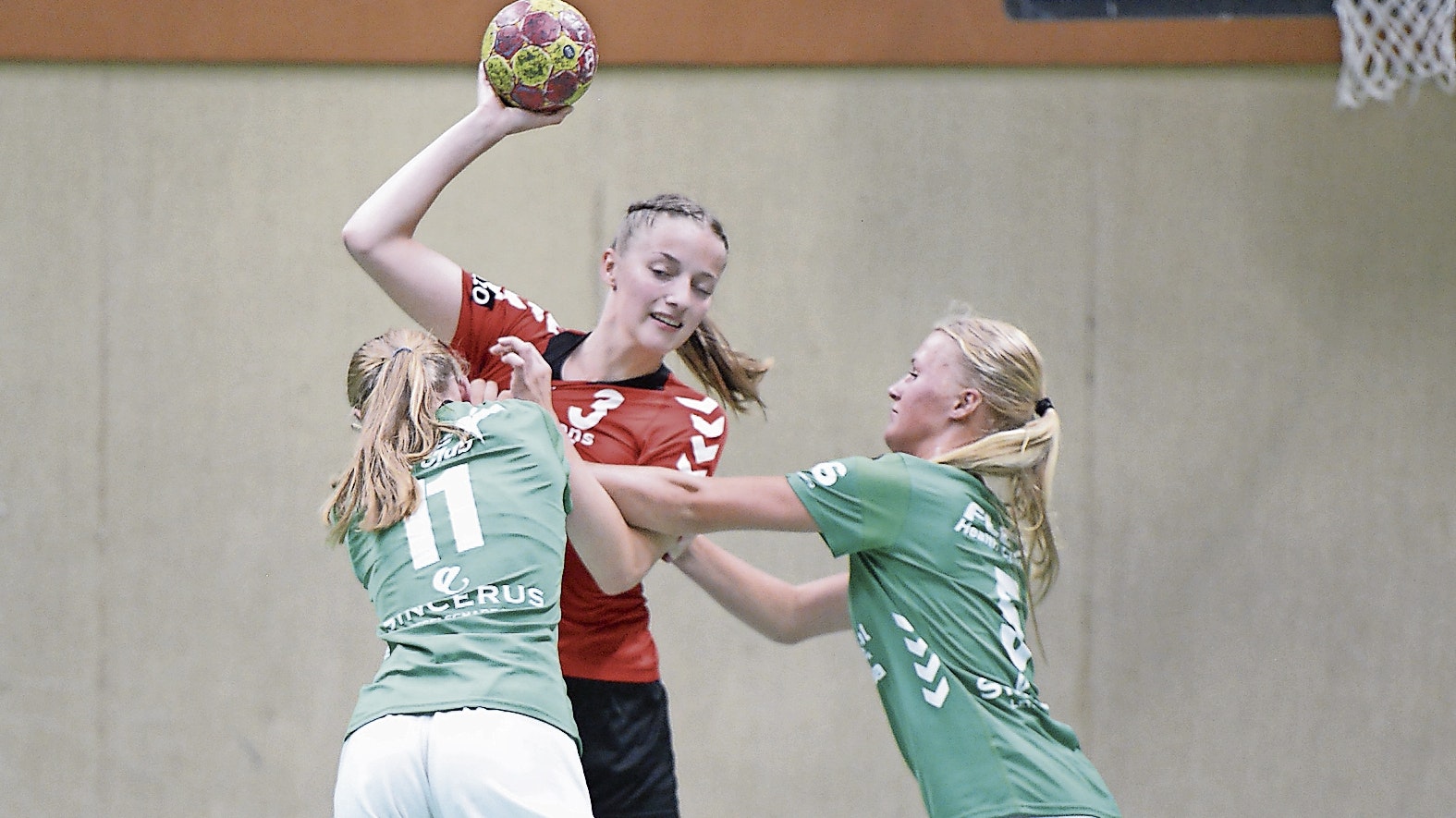 Schafft sie den Sprung: Dina Reinold (rotes Trikot, hier im Testspiel gegen Emmen) könnte das nächste BVG-Talent aus der A-Jugend werden, das in die erste Frauenmannschaft aufrückt.&nbsp; &nbsp;Foto: Langosch