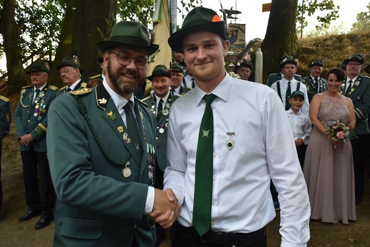 Gratulation: Martin Enneking (links) beglückwünscht den neuen Jugendprinzen Florian Theilmann. Foto: Lammert