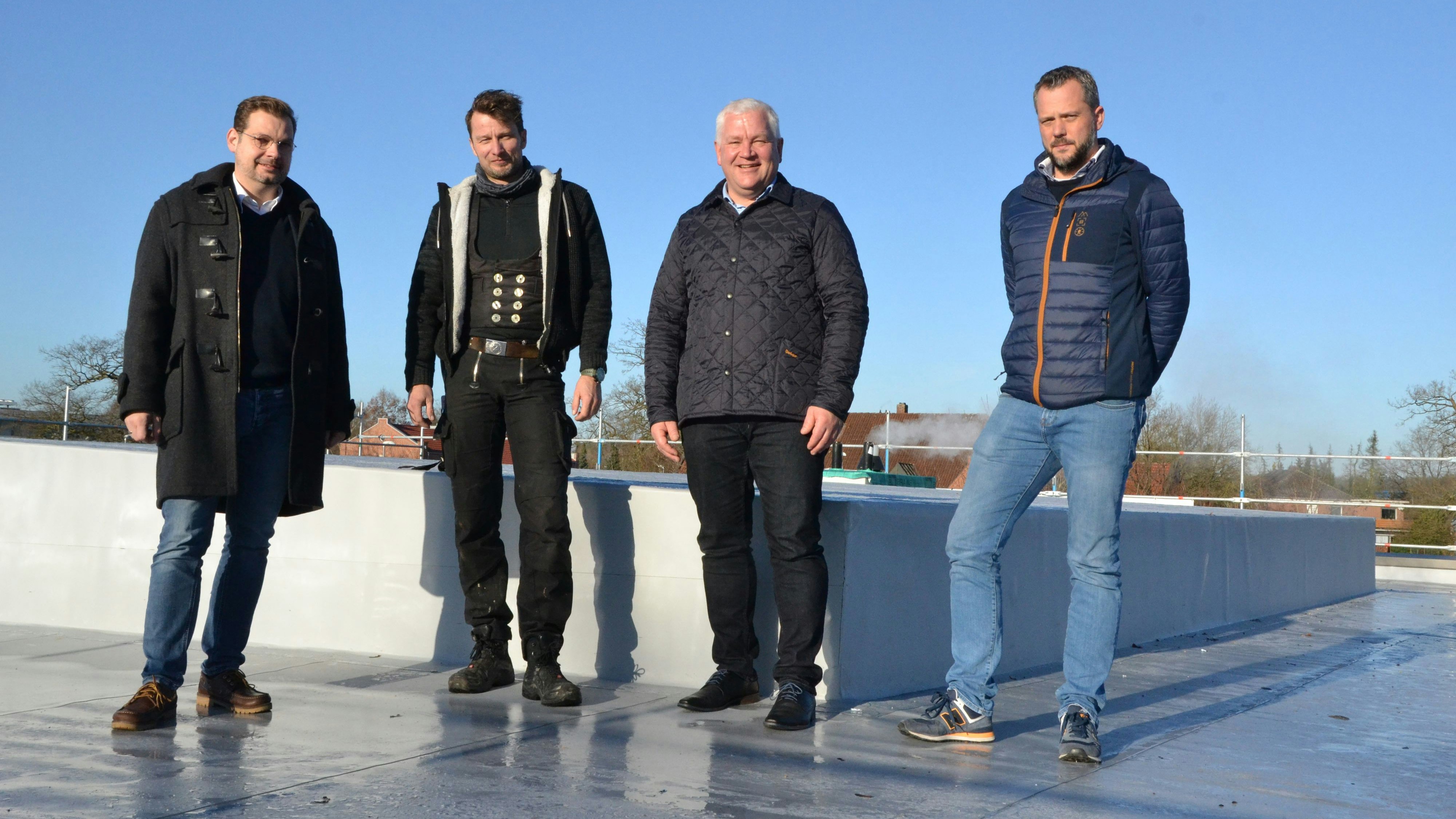 Begutachten das neue Rathausdach: Thomas Willen (von links), Michael Tewes, Bürgermeister Burkhard Sibbel und Andreas Brundiers. Foto: Bernhardt