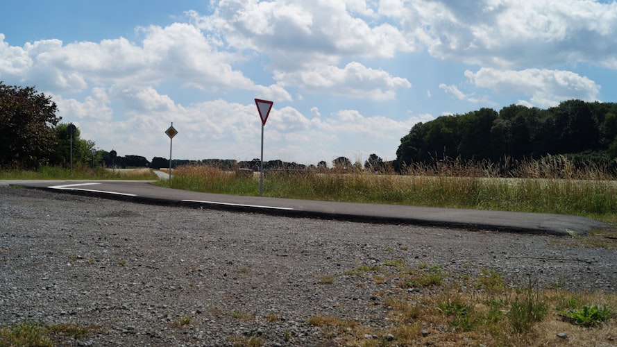 Neben dem Bahnübergang ist der Feldweg etwa die ersten 10 Meter asphaltiert worden. Dabei wird der Weg im Grunde nicht genutzt. Foto: C. Meyer