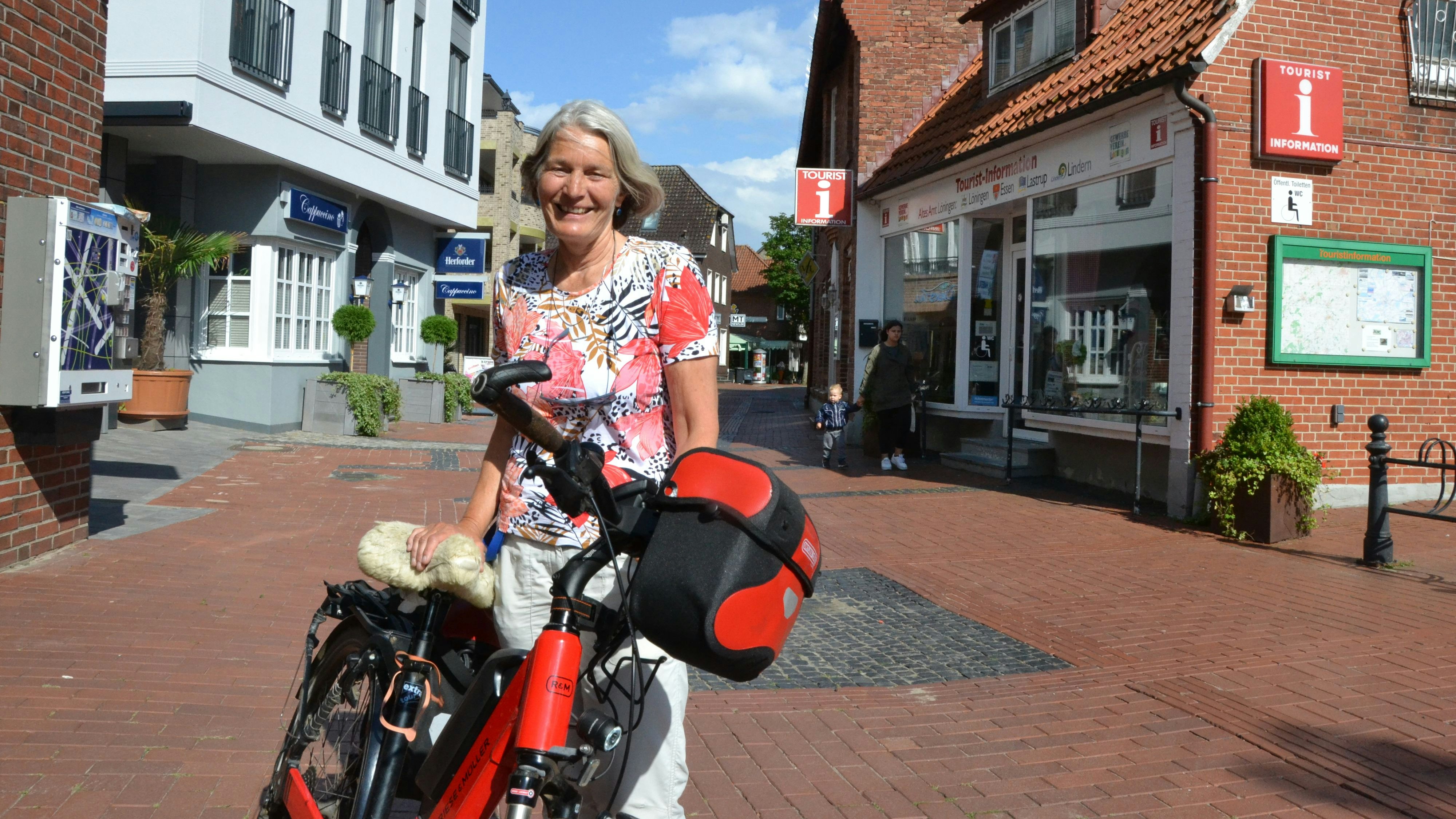 Zu Besuch in der alten Heimat: Annette Burke schaute mit dem Rad in Löningen vorbei. Foto: G. Meyer