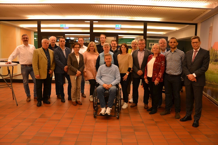 Geehrt und verabschiedet: 18 Mitglieder verlassen den Stadtrat. Marcus Willen (rechts) bedankte sich auch beim Behindertenbeauftragten Ralf Lampe. Foto: G. Meyer