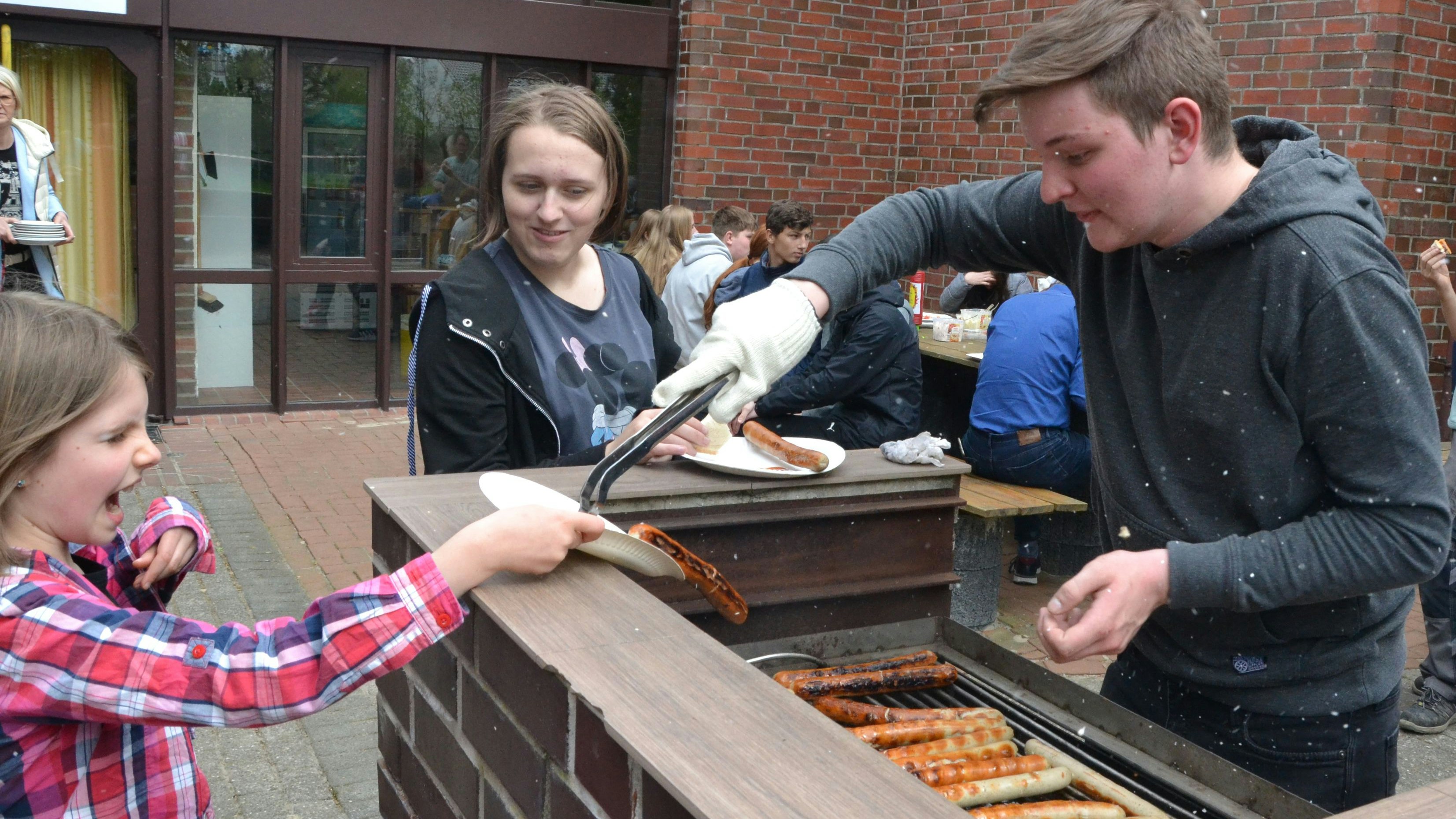 Hoppla: Die Linderner hatten für ihre neuen Mitschüler ein Grillfest veranstaltet. Foto: Meyer