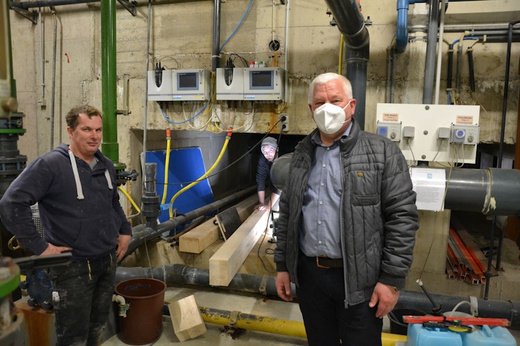 Macht sich ein Bild: Löningens Bürgermeister Burkhard Sibbel (rechts) besuchte die Handwerker in den Hallenbad-Katakomben. Foto: G. Meyer