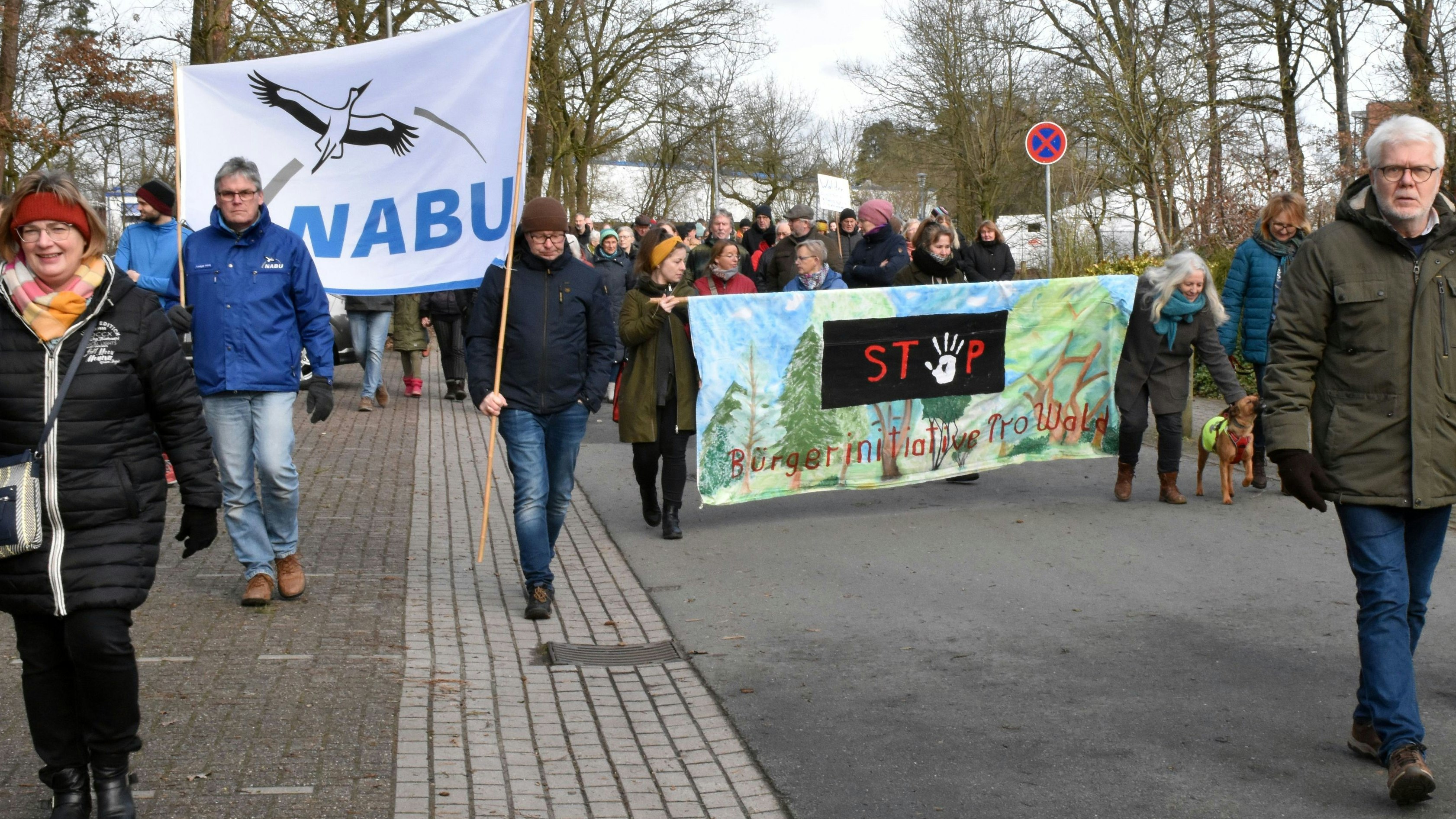 Mehr als 100 Menschen trafen sich zu einer Kundgebung gegen die Rodung des Waldgebietes an der Lohner Straße. Foto: Berg