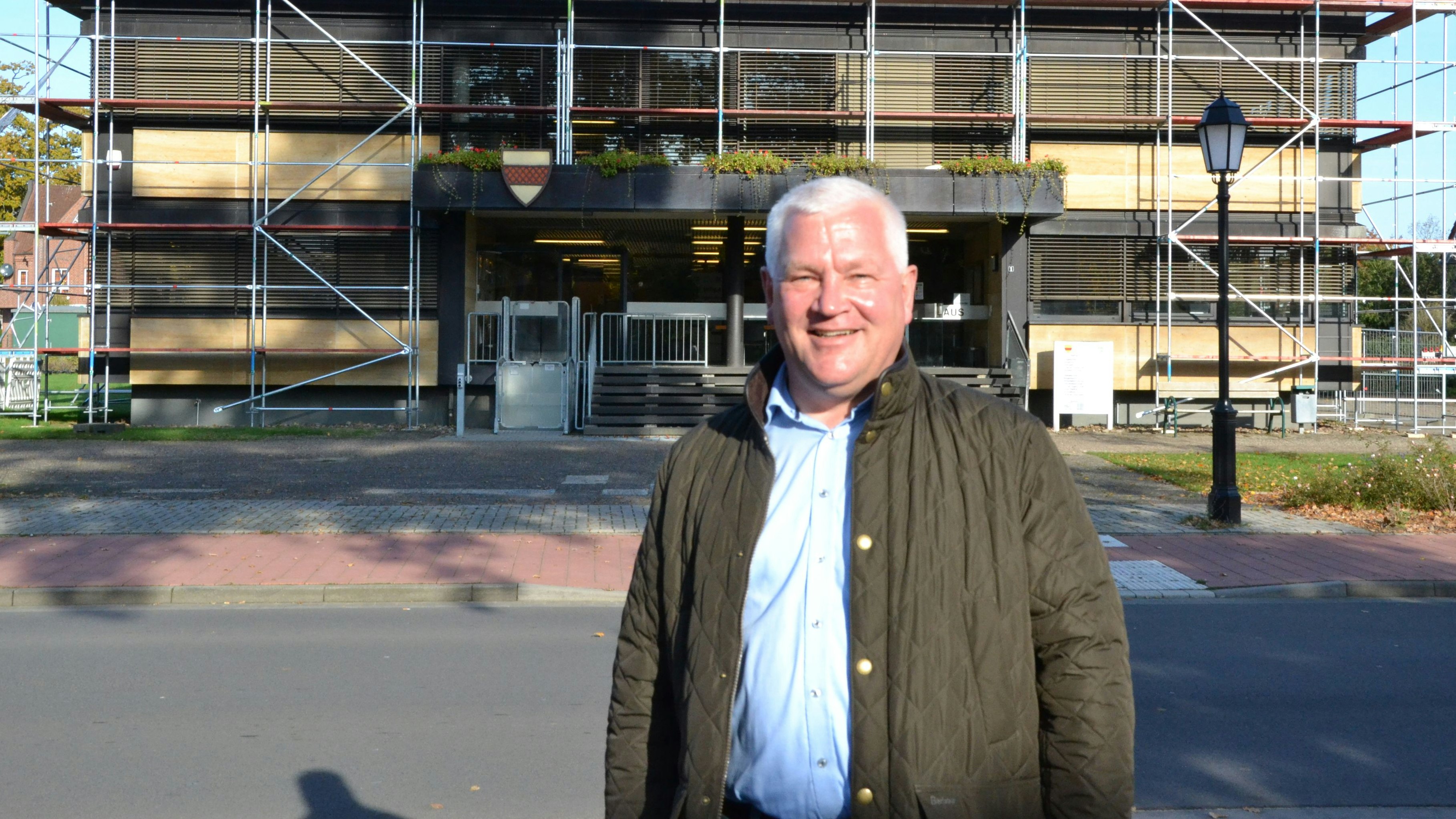 Künftiger Arbeitsplatz: Der neue Bürgermeister Burkhard Sibbel bezieht am Montag sein Büro im Löninger Rathaus. Foto: Meyer