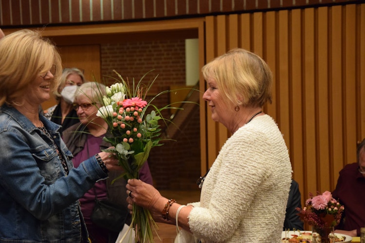 Gratulationen, Blumen und Umarmungen: Beate Rump (rechts) ist bei allen geladenen Gästen gefragt. Foto: Bernhardt
