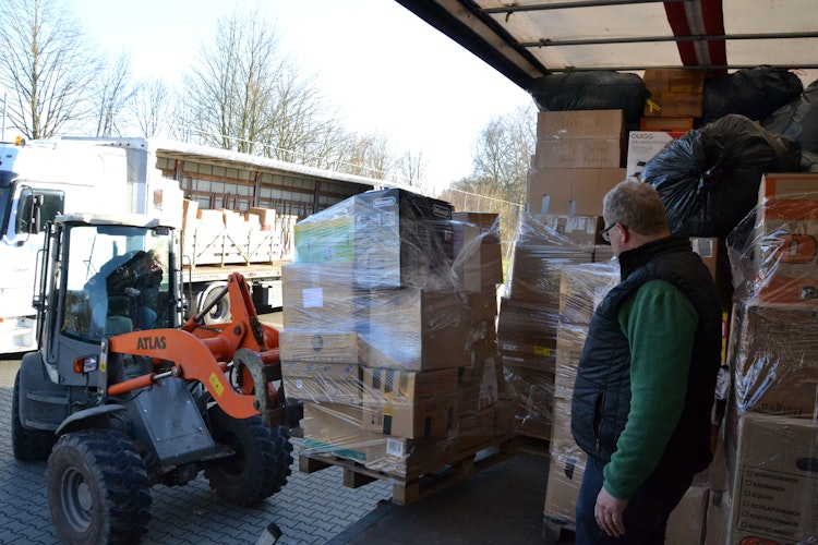 Tonnenweise Hilfsgüter: Die Lkw wurden am Donnerstag verladen. Foto: Meyer
