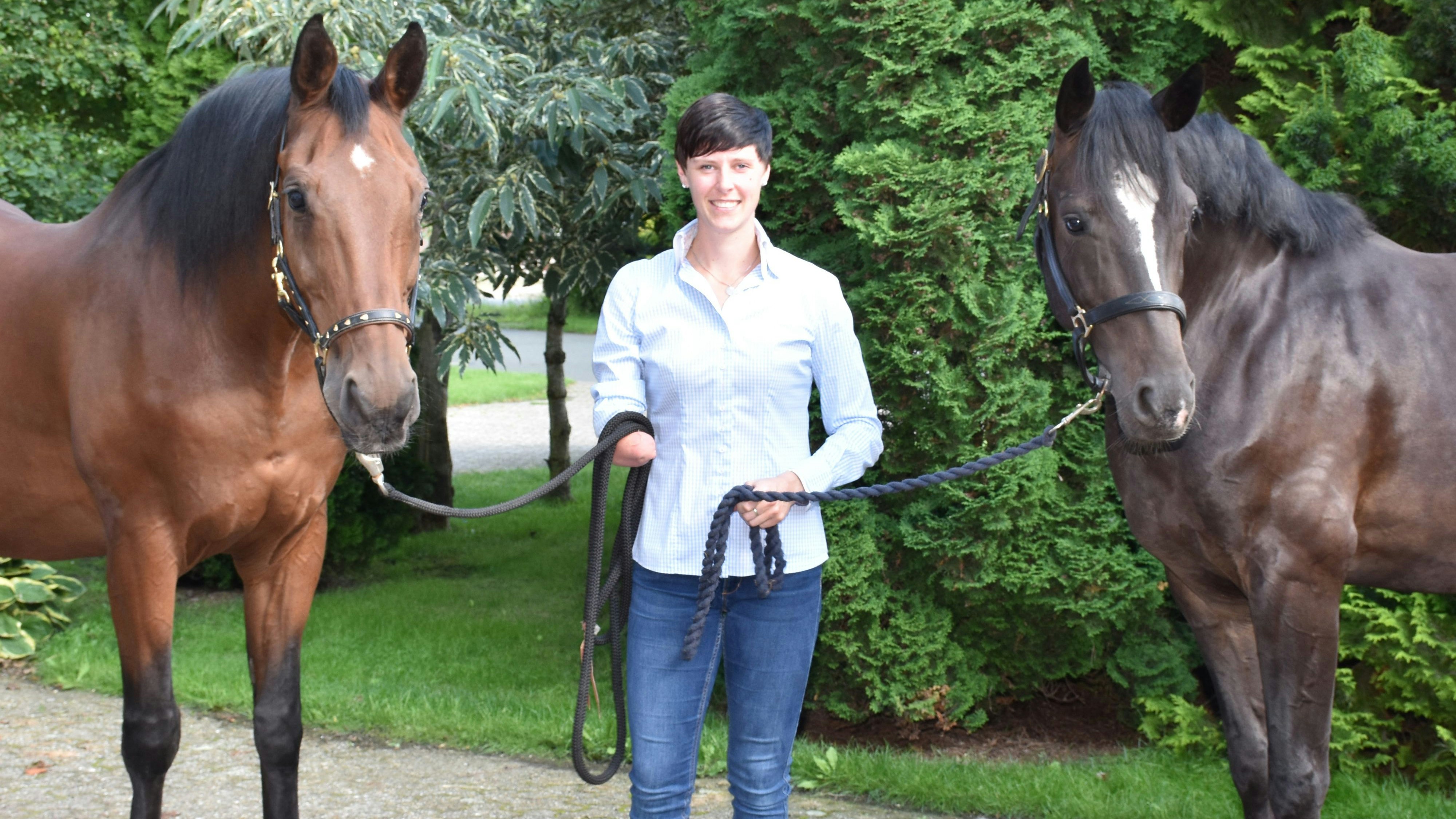 Lena Weifen-Rohde möchte im kommenden Jahr ihr 6 Jahre altes Pferd Faber (l.) zum Turnierpferd ausbilden. Mit Don Turner (r.), der mittlerweile im Ruhestand ist, hat sie viele Erfolge gefeiert. Foto: Tanja Schulte-Saß