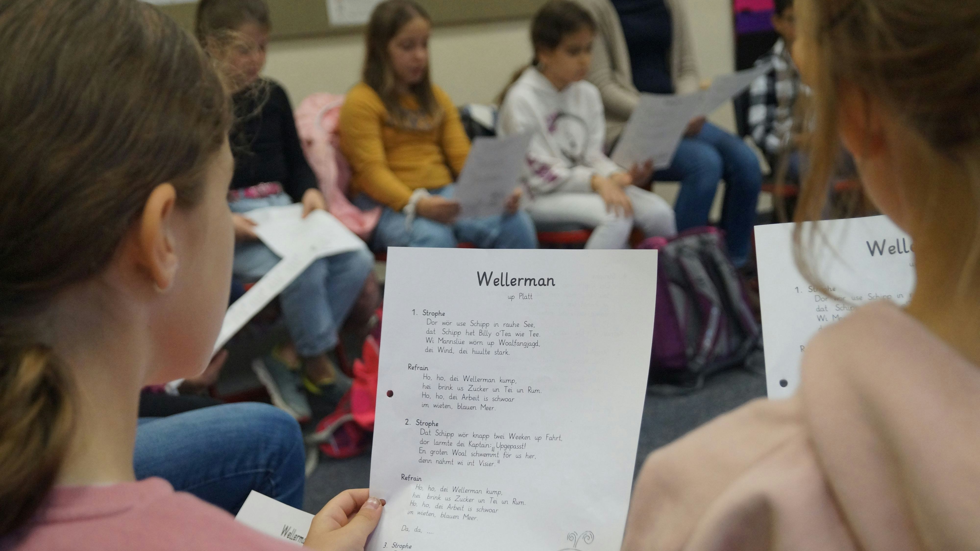 Up Platt: Die Mädchen und Jungen an der Visbeker Gerbertschule lernten das berühmte Lied "Wellerman" auf Plattdeutsch. Foto: C. Meyer