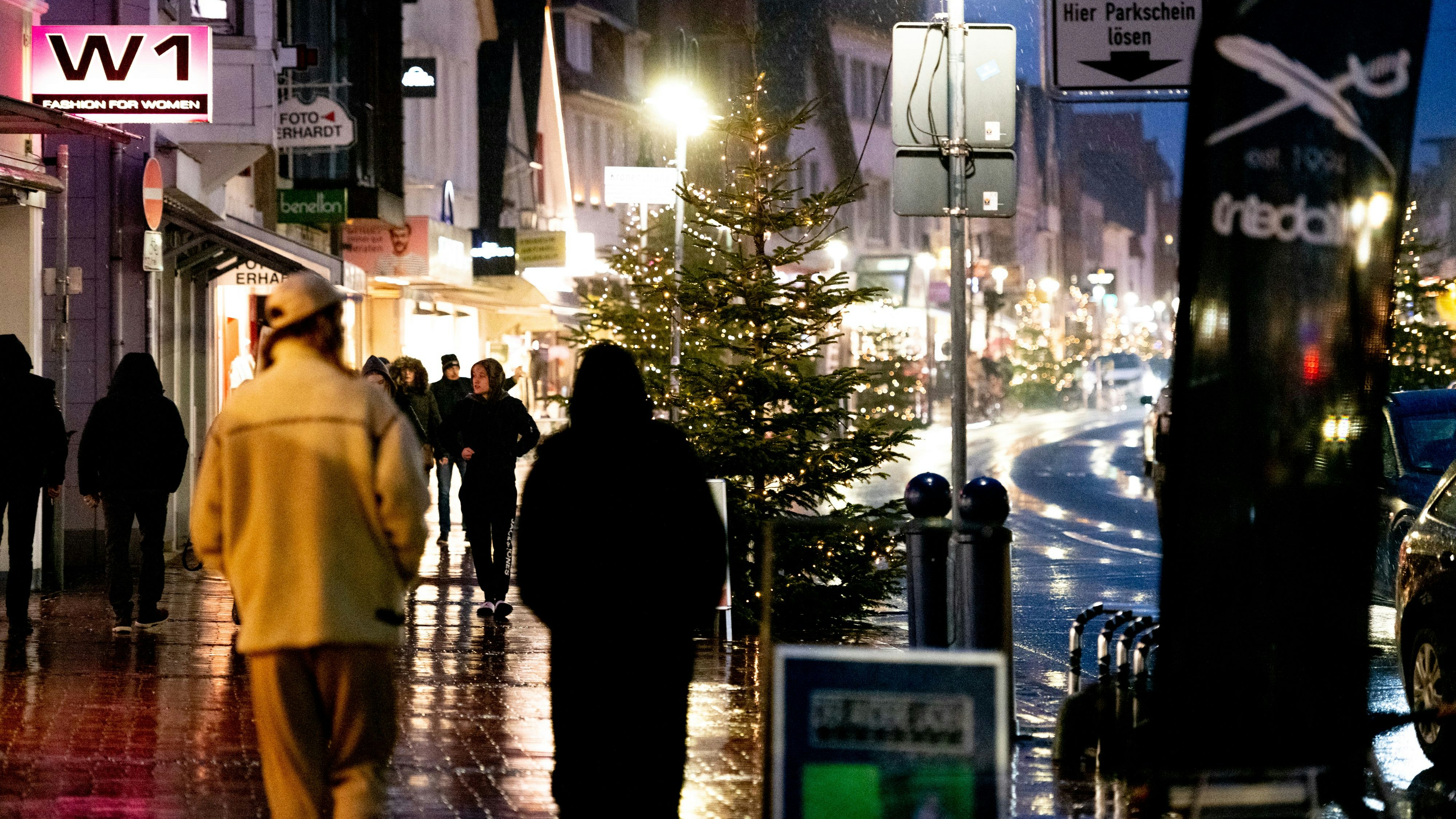 Lebensader: Auf der Großen Straße herrscht fast immer Betrieb, rund um die Feiertage auch bei Regenwetter. Fotos: Chowanietz