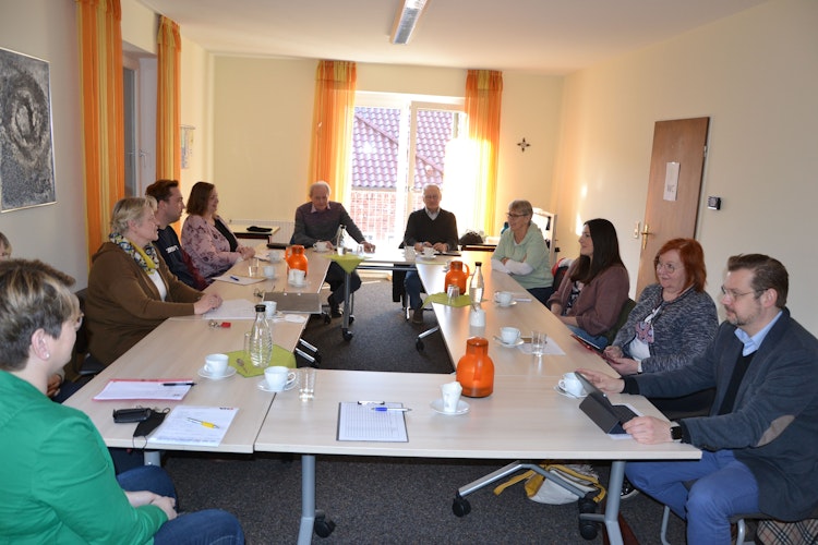 Nahm die Arbeit auf: Die Steuerungsgruppe der Flüchtlingshilfe Löningen kam zu einem ersten Treffen im Bildungswerk zusammen.  Foto: G. Meyer