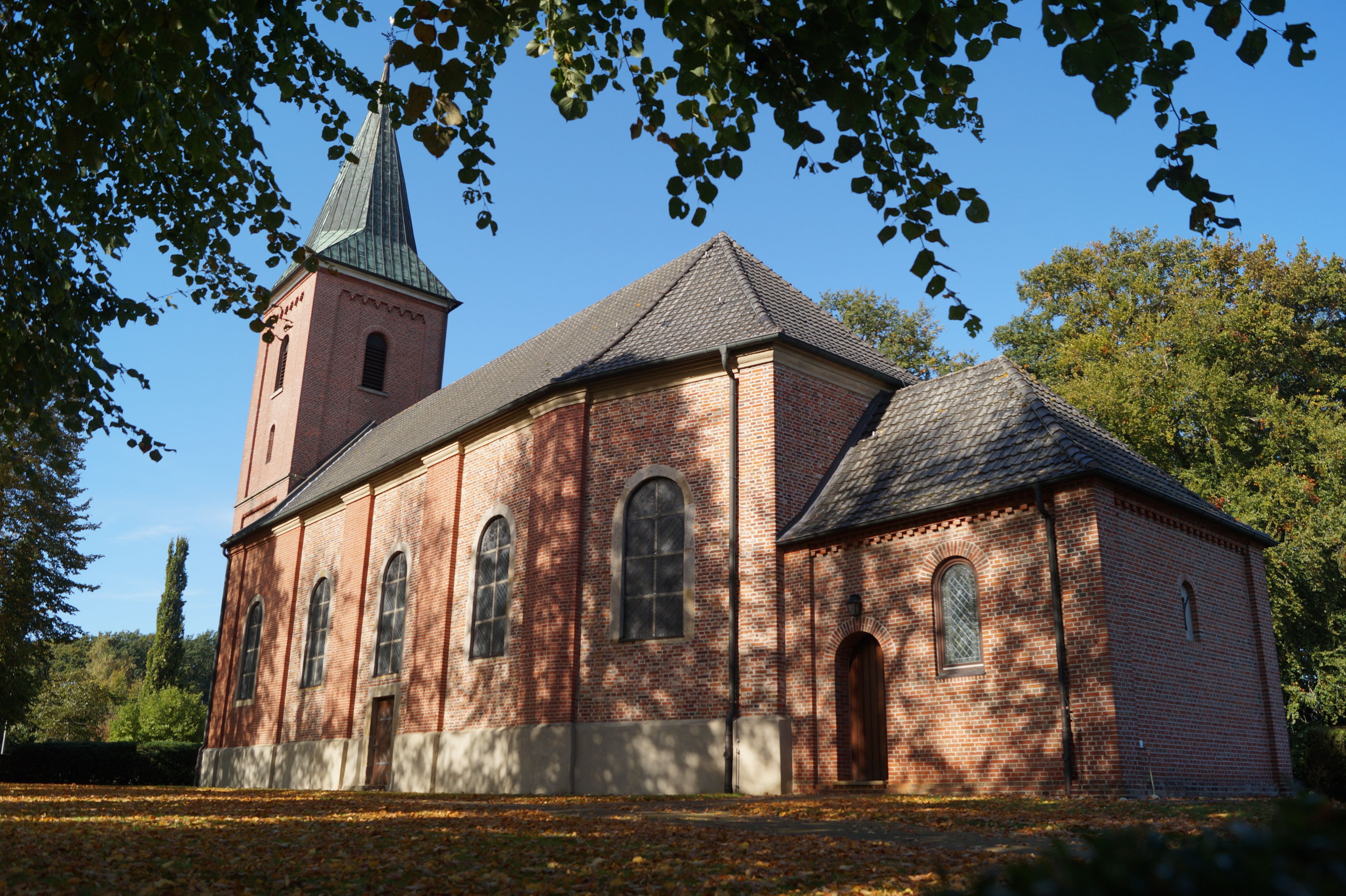 Die Vestruper St.-Vitus-Kirche prägt die Ortsmitte seit 250 Jahren. Foto: C. Meyer