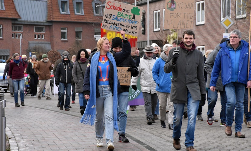 Mit Plakaten und lauten Parolen zog ein bunter Protestmarsch durch die Innenstadt von Vechta. Foto: Berg