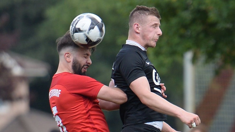 Intensive Duelle: Bünjamin Yasin (rotes Trikot) gewann mit dem SV Petersdorf das Bezirksligaderby gegen den BV Garrel (hier: Kacper Lazaj) mit 2:0. Foto: Langosch