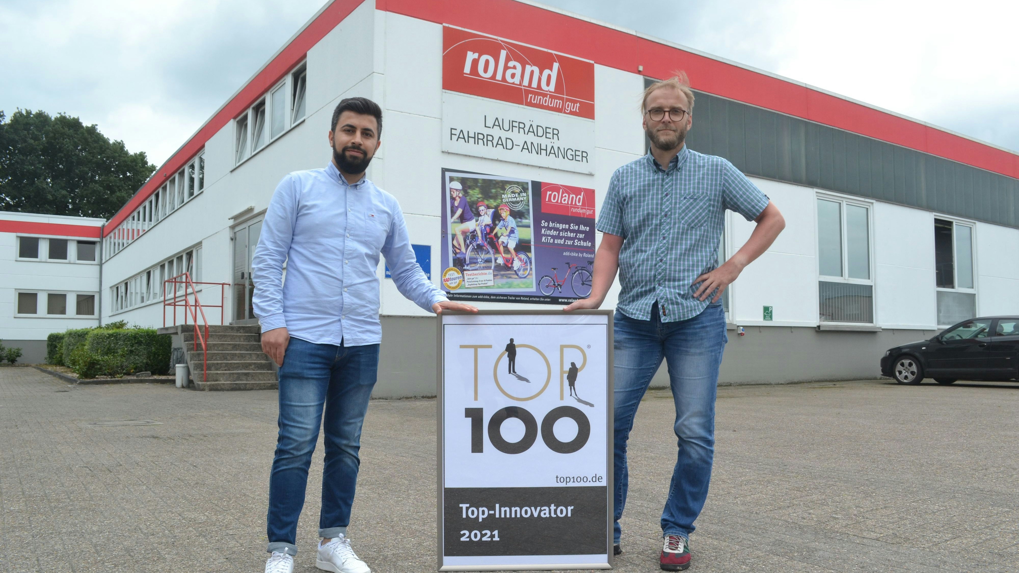 Plakette für Innovationskraft: Unternehmenssprecher Shahab Ibrahim (links) und Geschäftsführer Heiko Plorinn freuen sich über die Auszeichung für die Firma. Foto: Schrimper