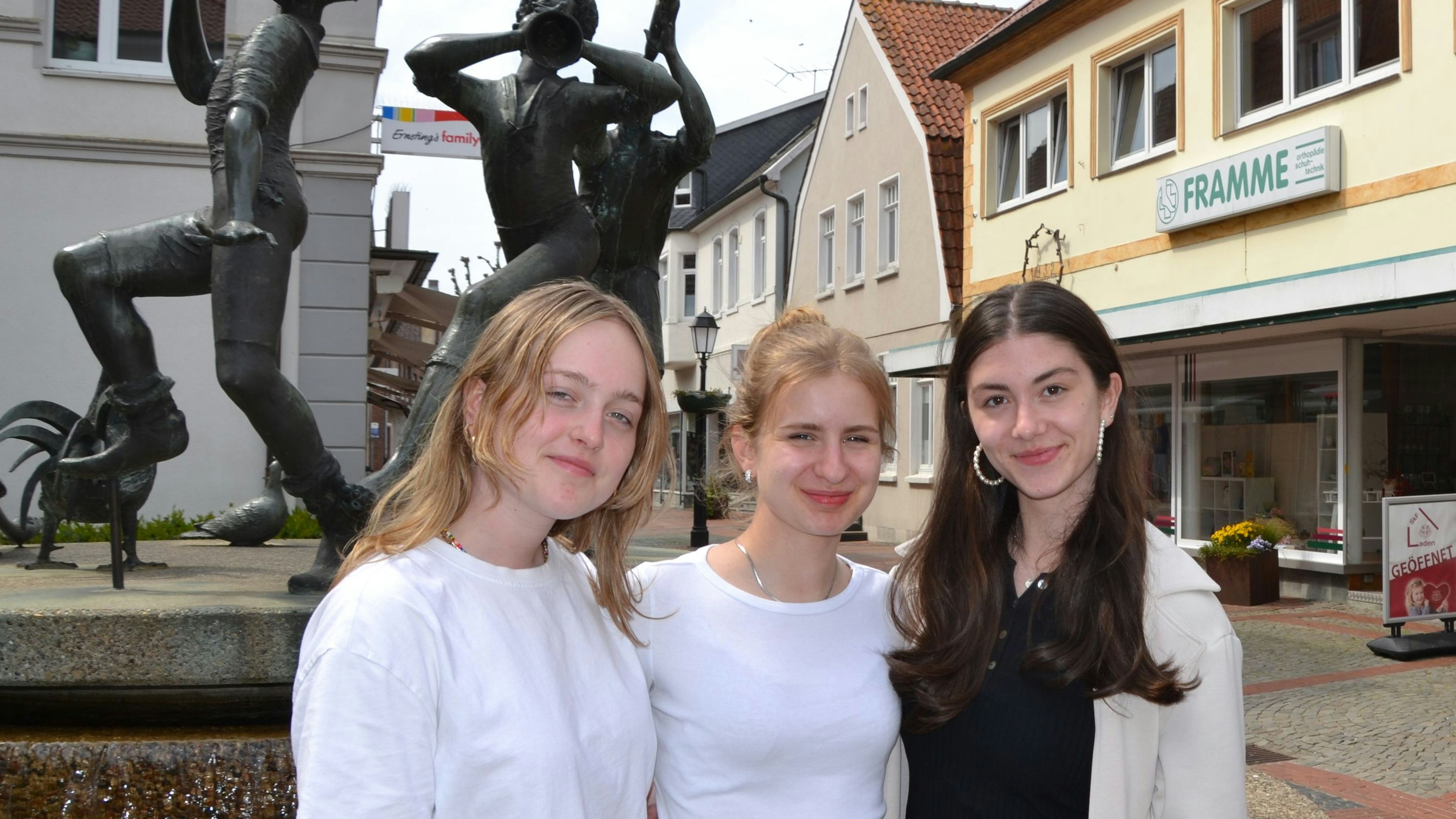 Beste Freundinnen (von links): Thea Drescher, Sonja Richter und Tara Breher tanzen seit der gemeinsamen Kindheit. Foto: G. Meyer