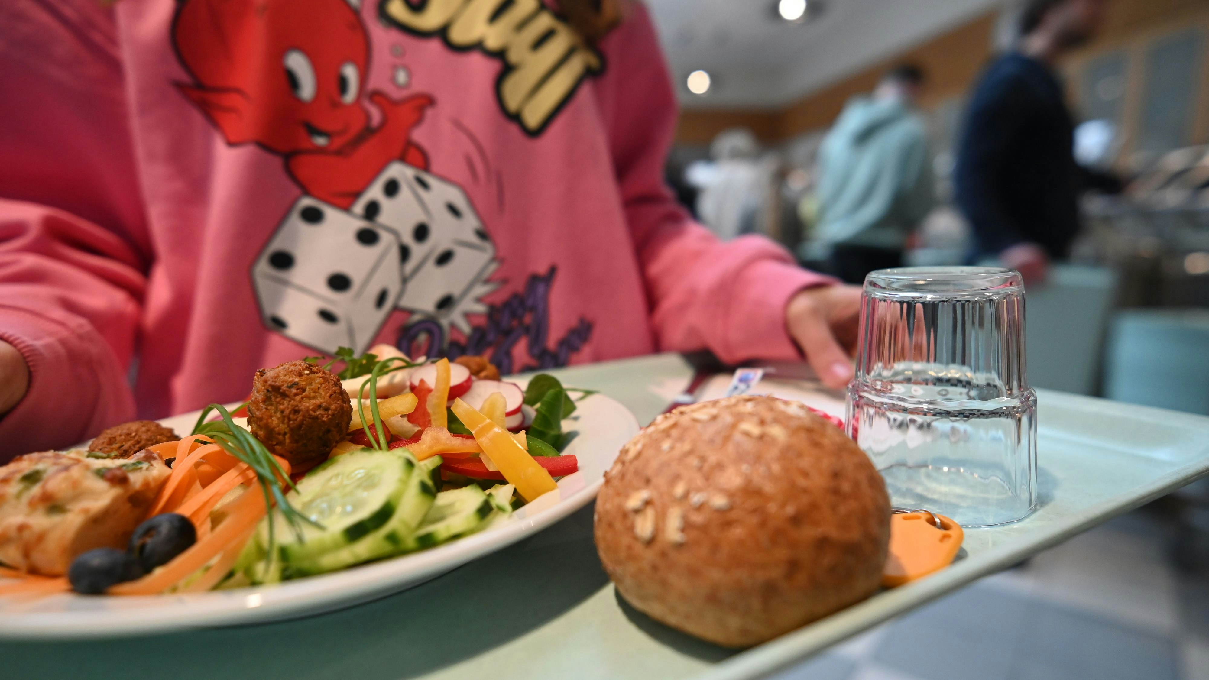 Ausgewogen: Abwechslungsreich sind die Mahlzeiten in den Mensen der Emsteker Schulen. Das lässt sich die Gemeinde etwas kosten. Foto: Vorwerk