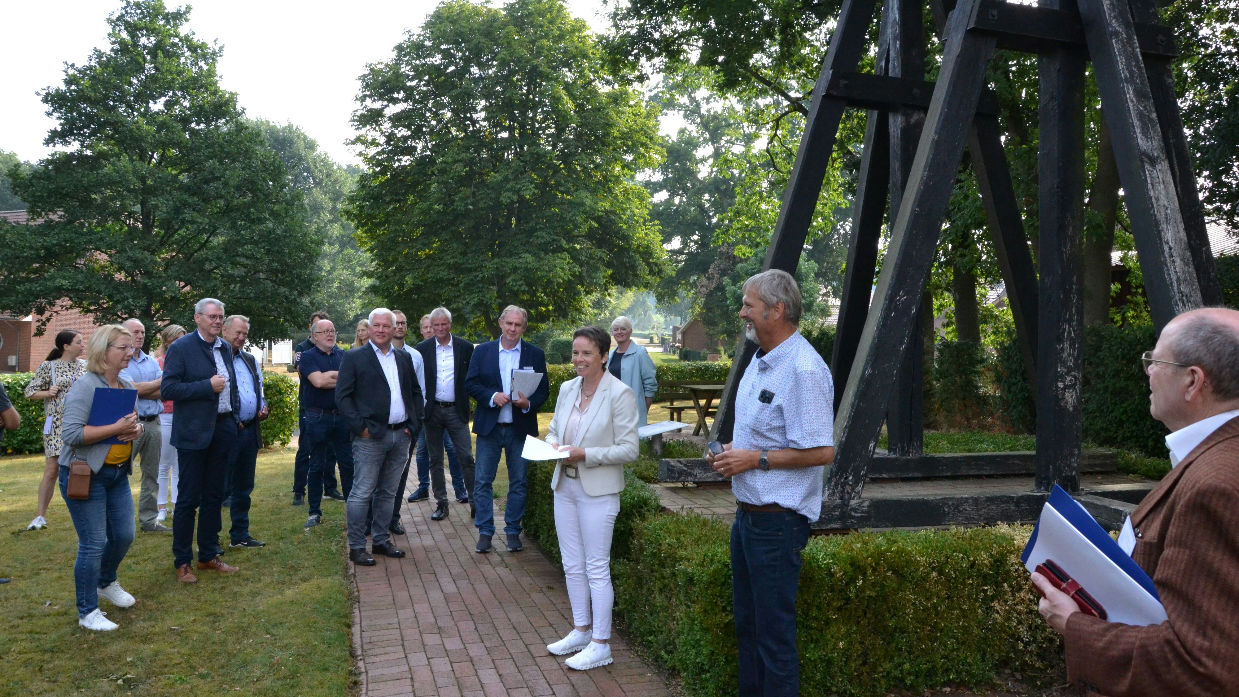 Im Blickpunkt: In Lodbergen erläuterte Tanja Schnetlage die Bedeutung des Glockenturms. Foto: G. Meyer
