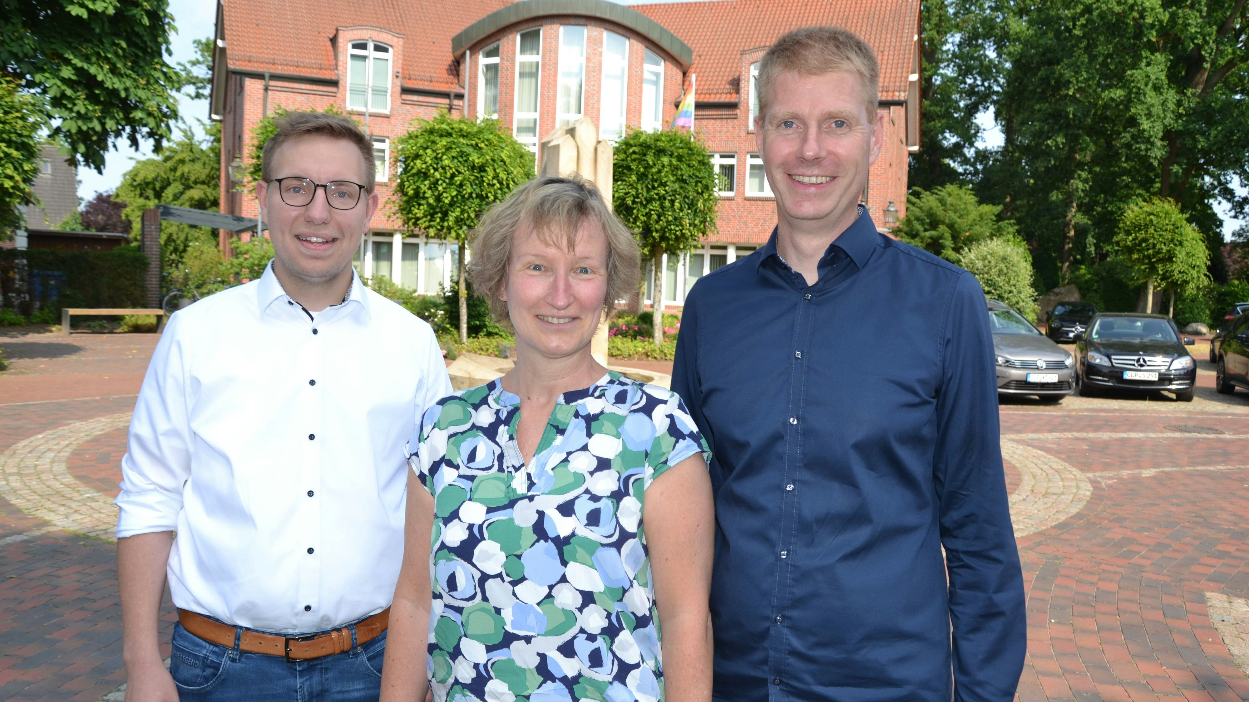 Stellt sich zur Wahl: Lydia Kocar möchte Bürgermeisterin in Lindern werden. CDU-Gemeindeverbandsvorsitzender Stefan Schute (rechts) und Fraktionschef Dirk Ortmann freuen sich über ihre Kandidatin. Foto: G. Meyer