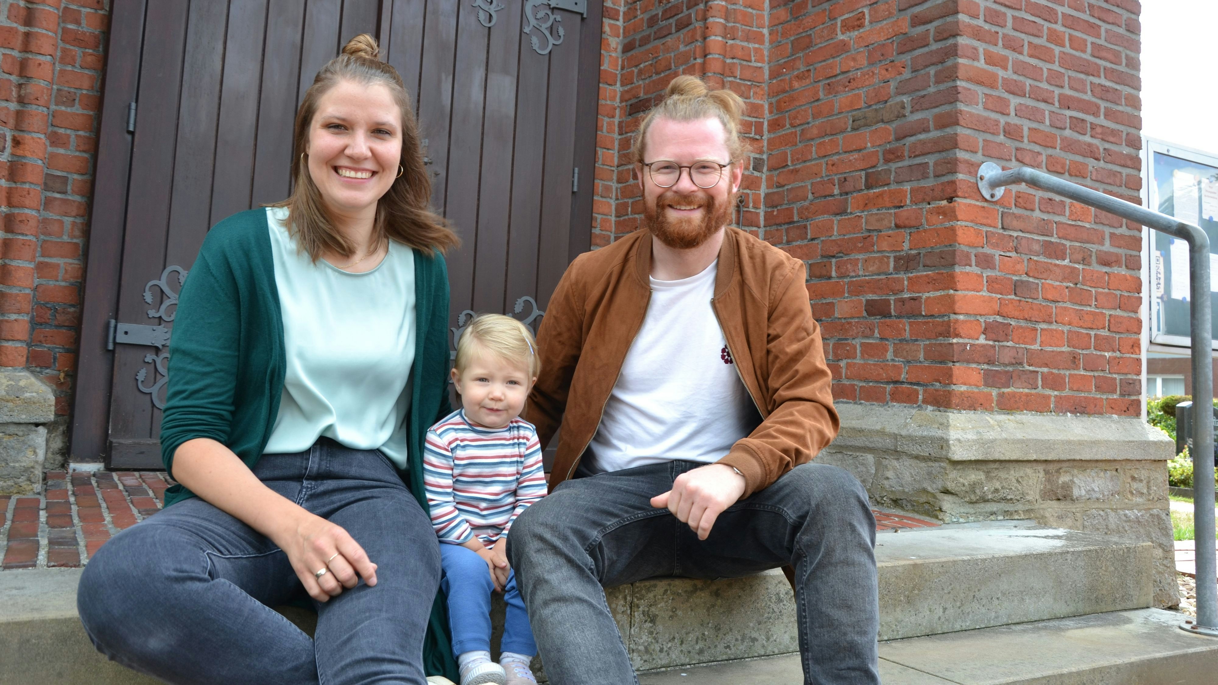 Drei, die sich einig sind: Die neue Pfarrerin der Trinitatis-Kirchengemeinde, Lina Kohring, ist mit Ehemann Markus und Tochter Leentje nach Löningen gezogen. Foto: Meyer