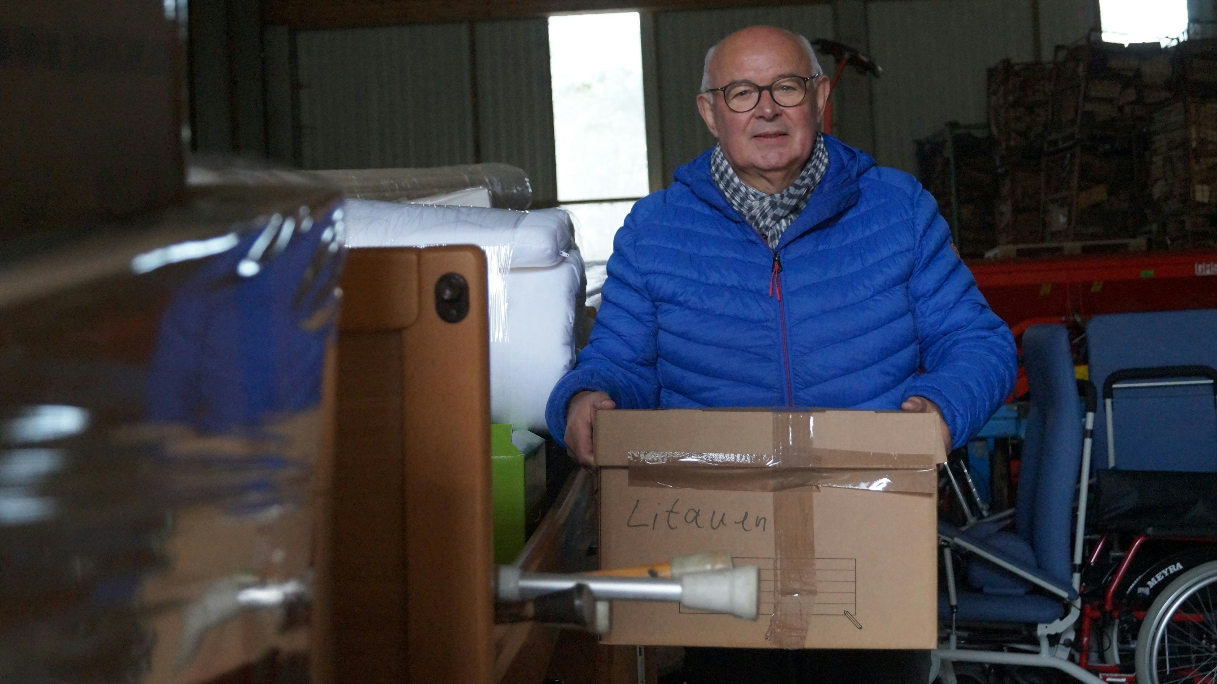 Zahlreiche Kisten sind gepackt und bereit für die Reise: Alfons Hoping hat wieder viele Spenden gesammelt, um die Menschen in Litauen zu unterstützen. Foto: C. Meyer