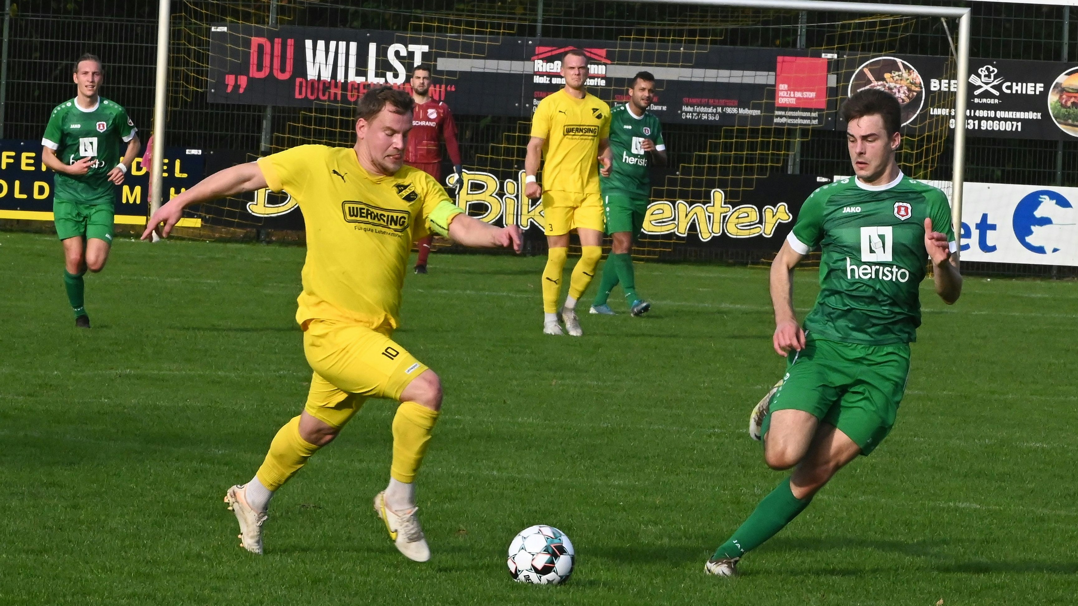 Dynamisch: Beverns Kapitän Sascha Thale (links) war auch gegen den SV Bad Rothenfelde wieder viel unterwegs, agierte in der Offensive diesmal aber etwas glücklos. Foto: Bettenstaedt