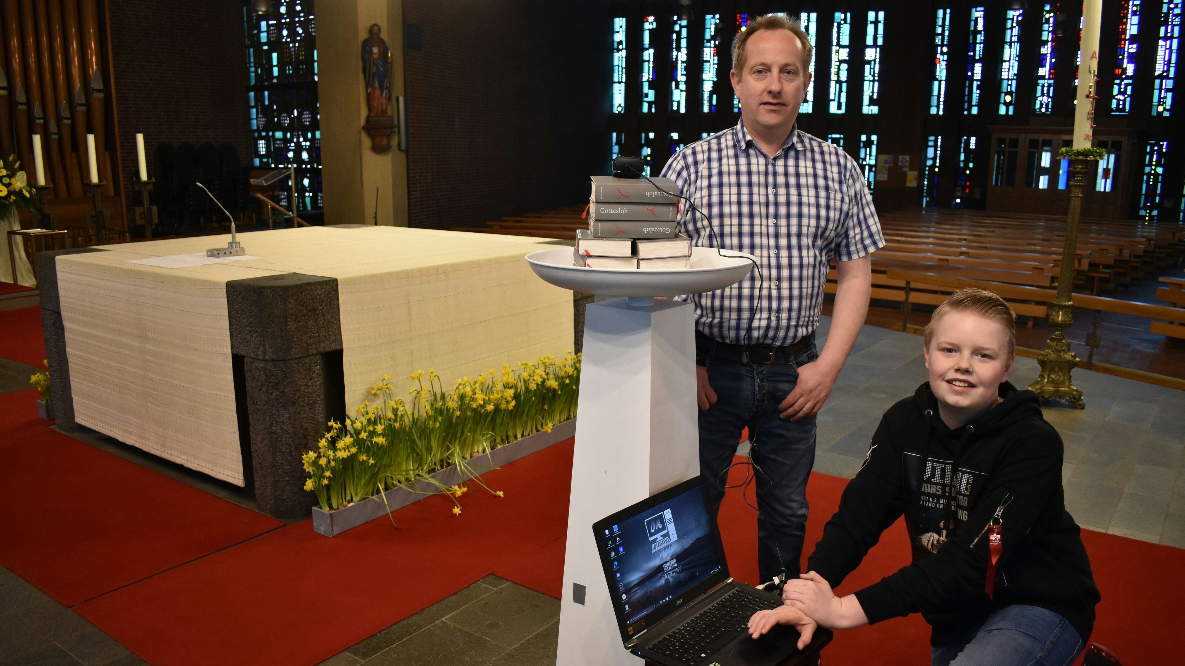 Gottesdienst aus Garrel im Internet: Max Vohsmann (rechts) und Alexander Looschen übertragen seit einem Jahr Gottesdienste aus der Garreler Pfarrkirche. Bild: Looschen