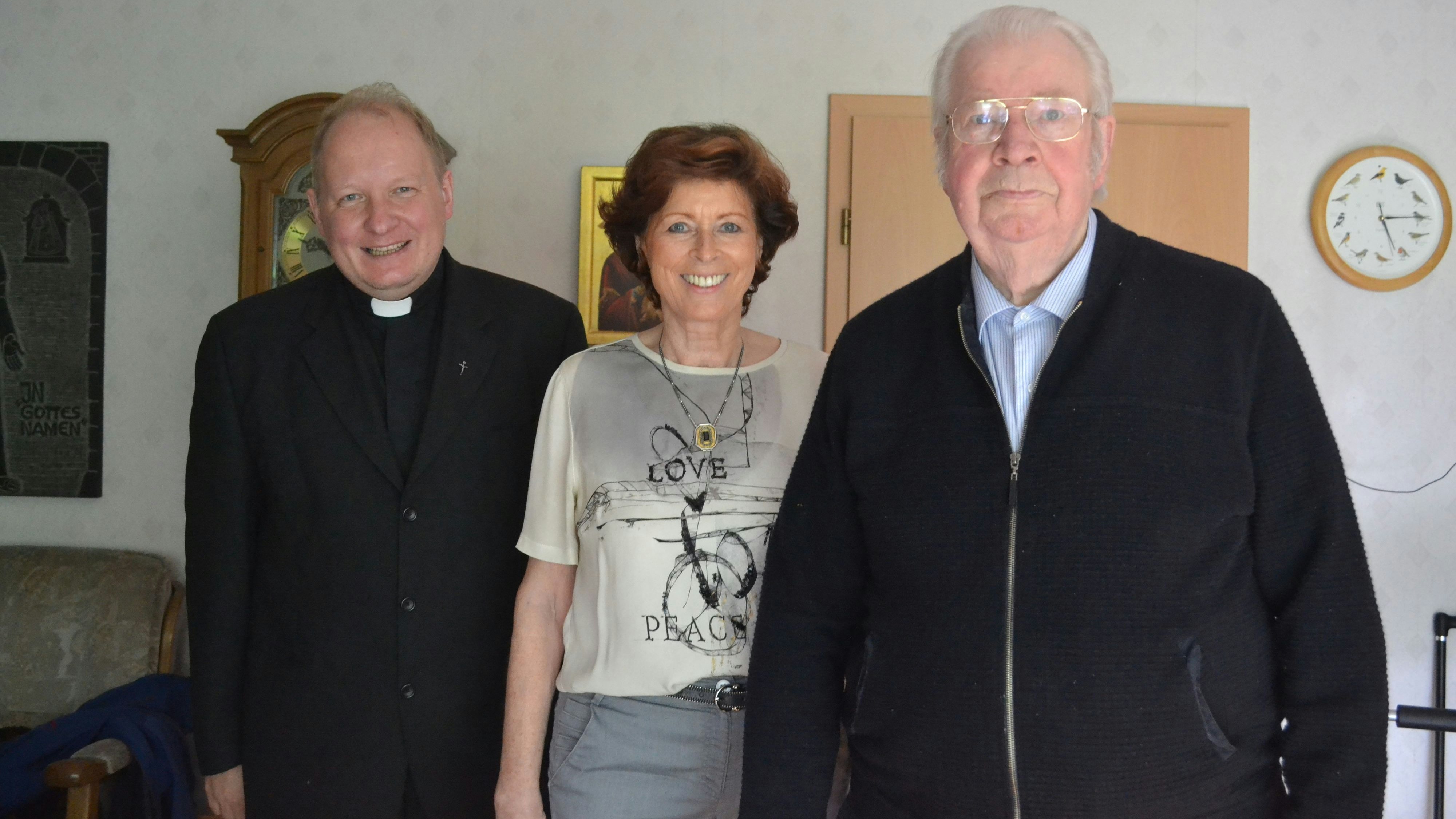 Wollen mit der Gemeinde feiern: Uwe Börner (links), Ria Deeken und Konrad Drees freuen sich auf den Freiluftgottesdienst am Samstag. Foto: Schrimper
