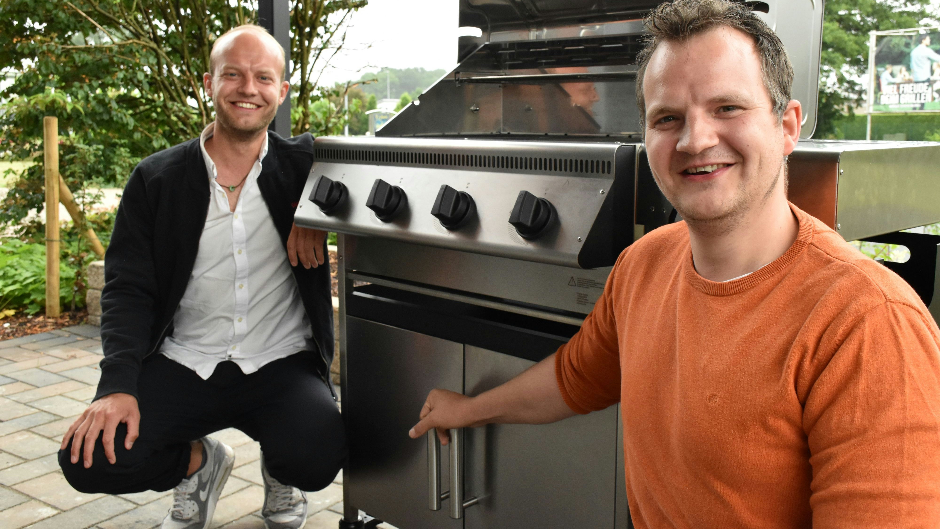 Oliver (links) und Philipp Schickling mischen mit ihren hochwertigen Edelstahl-Grills "Made in Visbek" den deutschen Markt auf. Foto: Berg