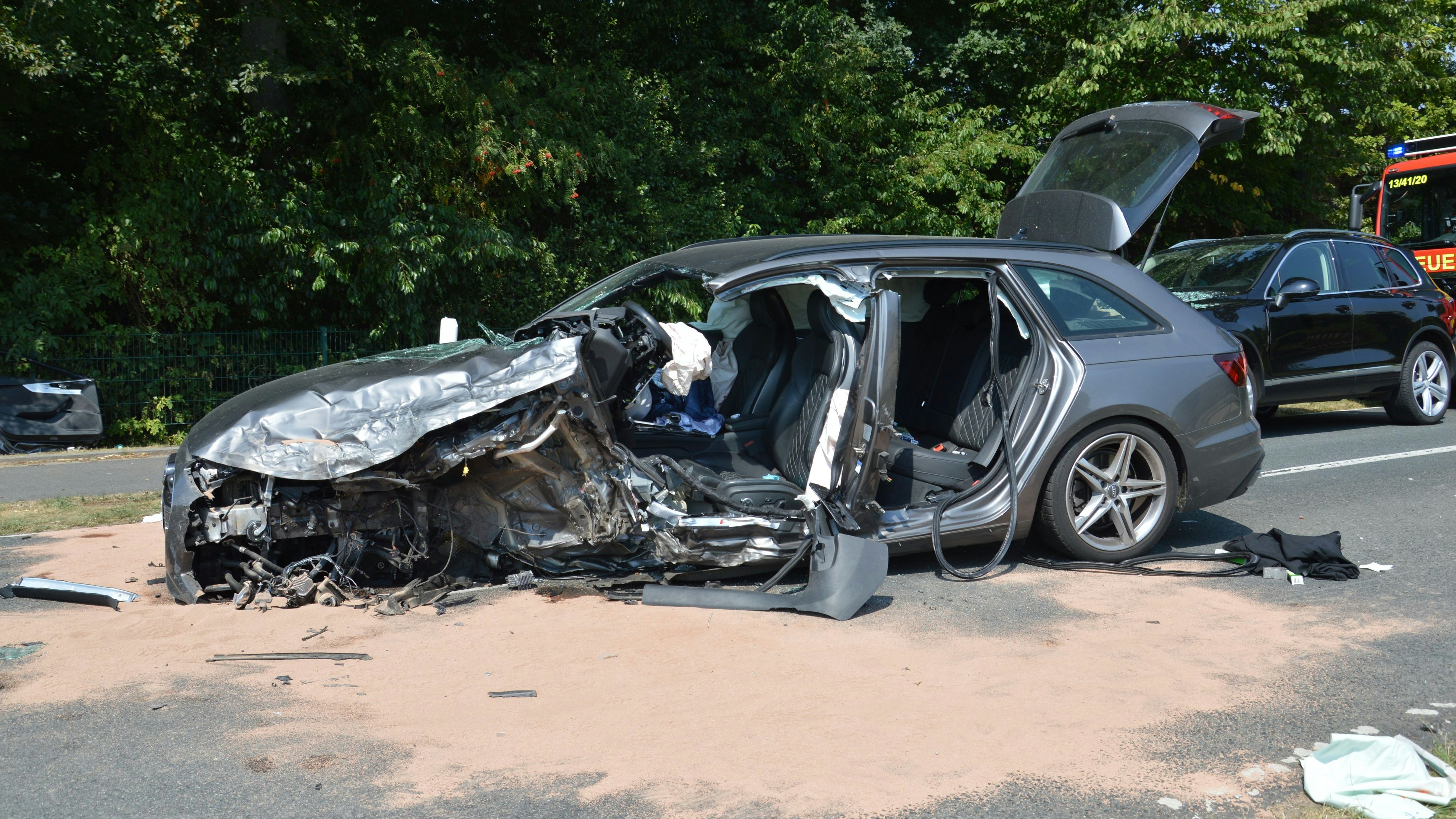 Frontalzusammenstoß: Der 59-jährige Audi-Fahrer aus Diepholz war in seinem Wagen eingeklemmt und musste von der Feuerwehr befreit werden. Foto: Wienken