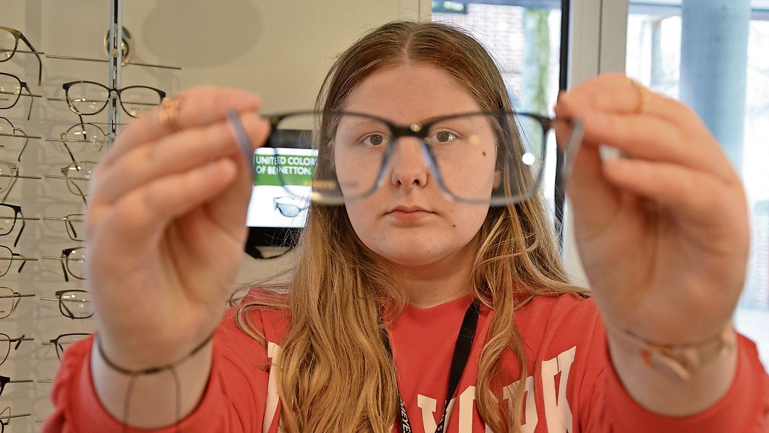 Hat den Durchblick: Emelie Albers machte ihr Praktikum beim Optiker. Foto: Vornholt