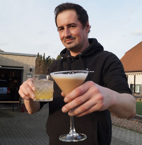 Übt seinen Beruf sehr gerne aus: Malte Leppek ist Barkeeper aus Leidenschaft. Foto: C. Meyer