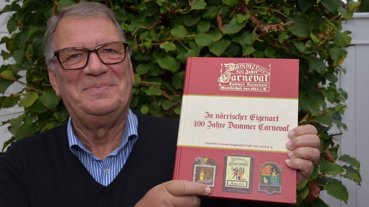 Damme liegt ihm am Herzen: Martin Bernholt mit einem Buch zur Geschichte des Dammer Carnevals, das auch im Stadtmuseum erworben werden kann. Foto: Klöker
