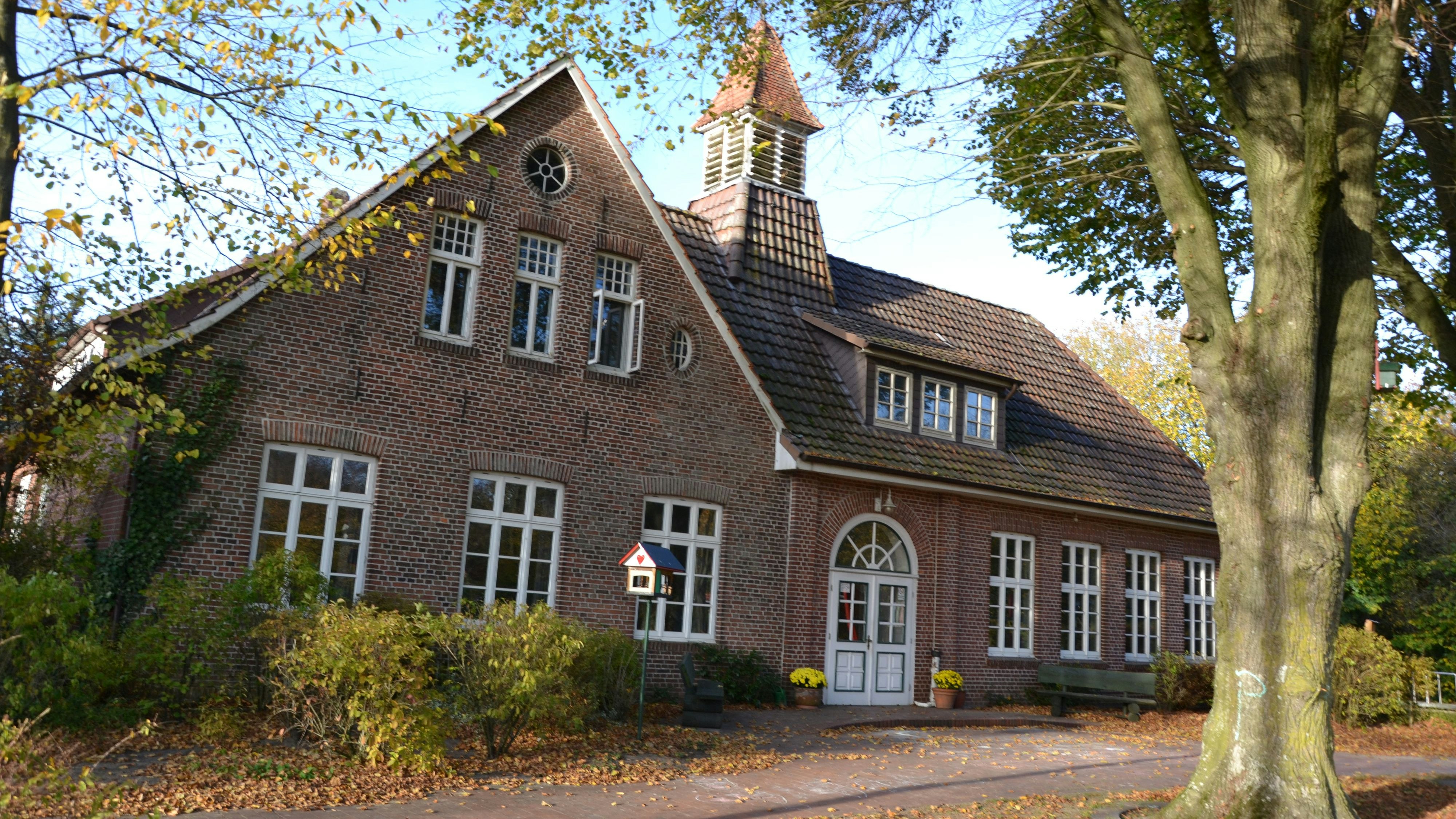 Denkmalgeschützt: Die alte Schule in Liener ist heute Dorfgemeinschaftshaus. Foto: G. Meyer