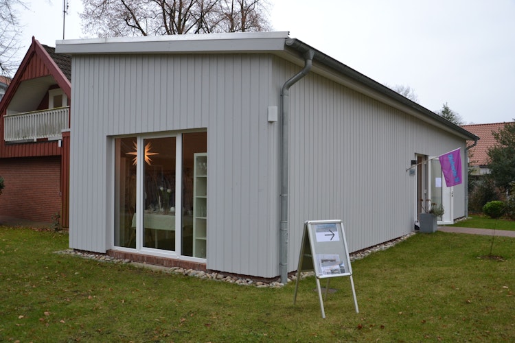 Auf dem Schwedenheimgelände: Der neue Diakonieladen wurde ebenfalls im skandinavischen Stil erbaut. Foto: Bernd Götting
