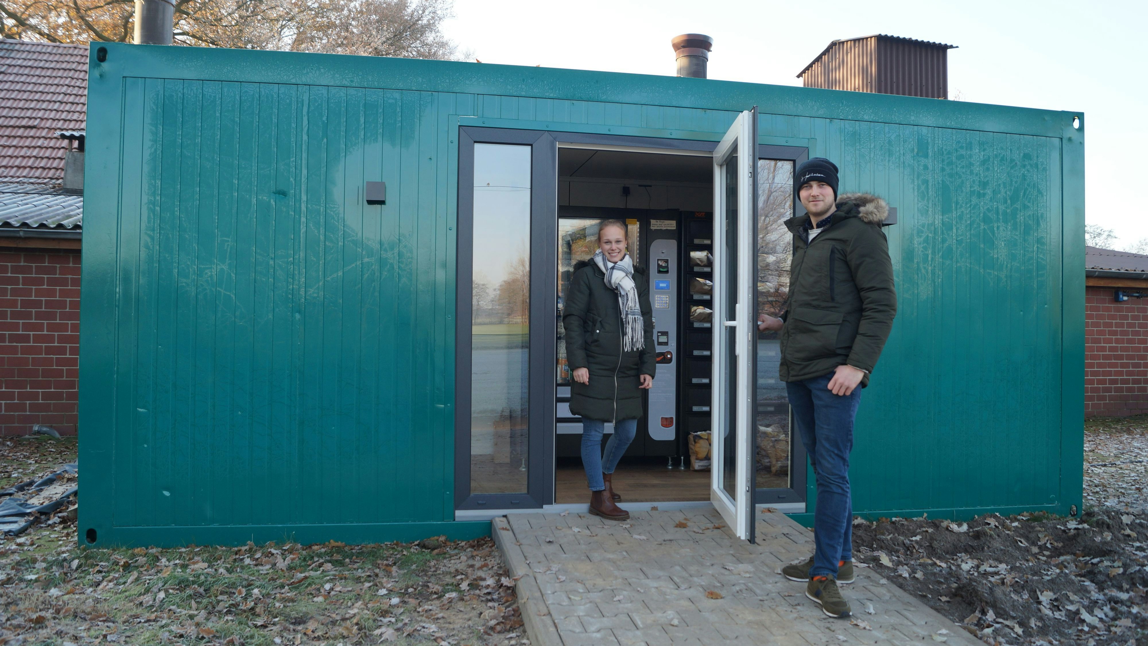 Hereinspaziert: Marie Schwerter und Johannes Ruhe hoffen auf zahlreiche Kundinnen und Kunden für ihren neuen Verkaufsautomaten in Lüsche. Foto: C. Meyer