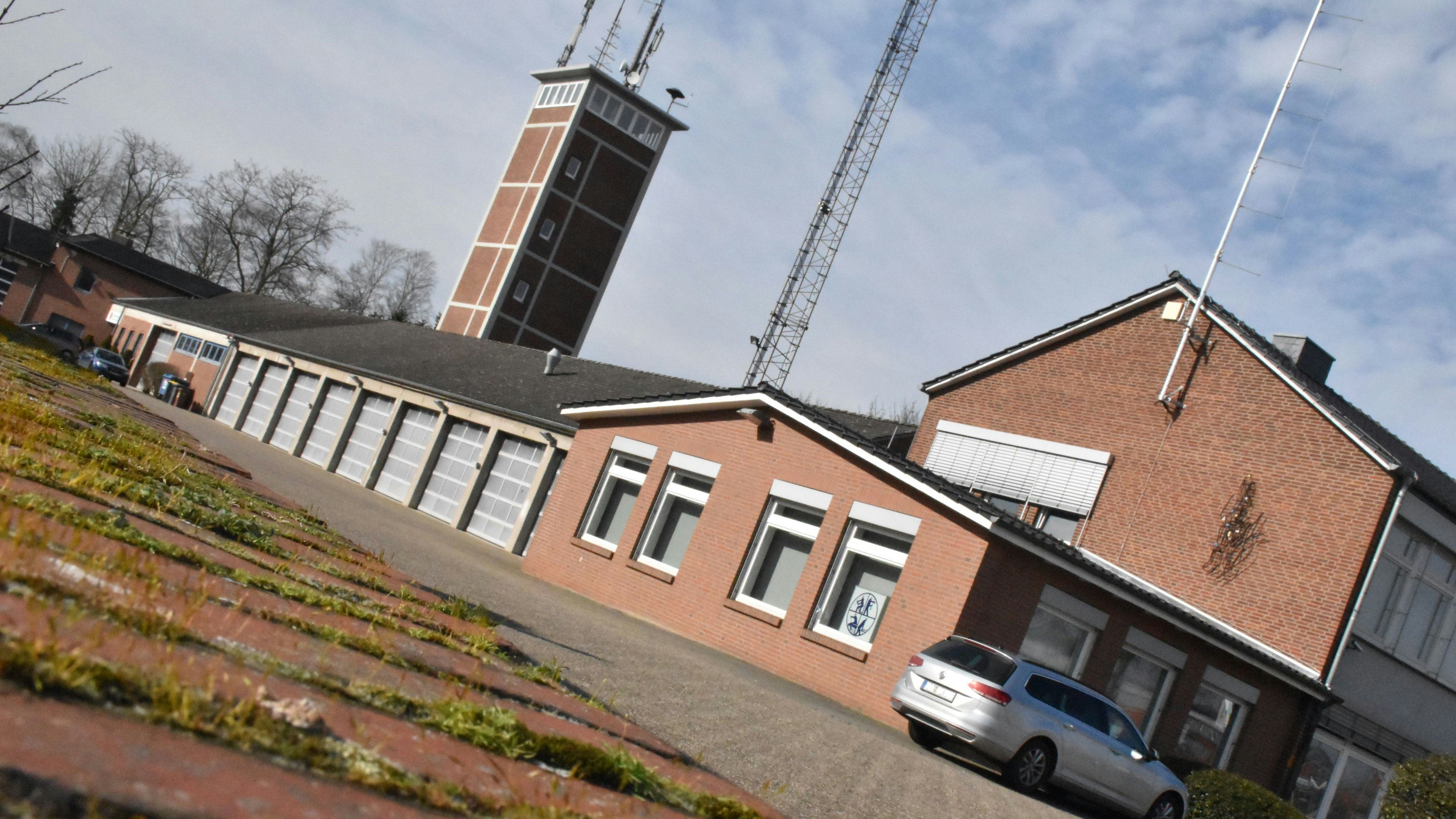 Die bisherige Feuerwehrtechnische Zentrale (FTZ) an der Oldenburger Straße in Vechta. Im Turm trocknen die Schläuche nach einem Einsatz. In dem zweitgeschossigen Gebäude rechts sitzt bisher die Leitstelle. Foto: Ebert
