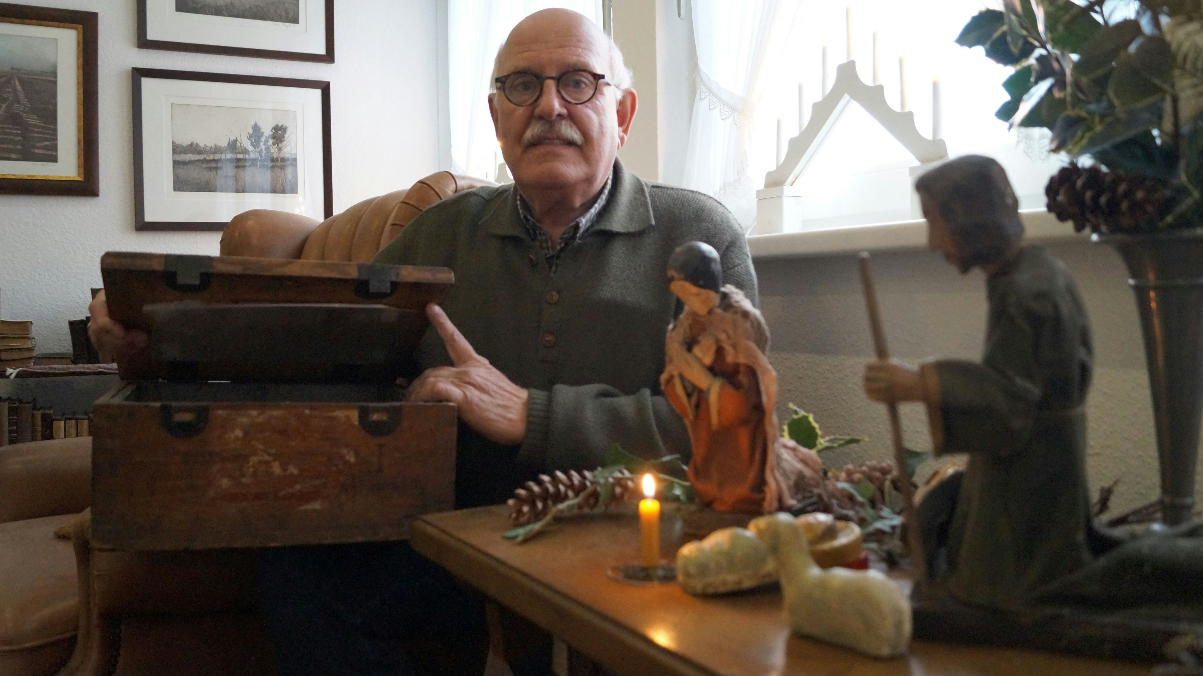 In einer Munitionskiste nahm der Onkel von Franz-Josef Göttke die Krippe nach dem Zweiten Weltkrieg mit nach Hause. Bis heute wird die Krippe jedes Jahr aufgestellt. Foto: C. Meyer