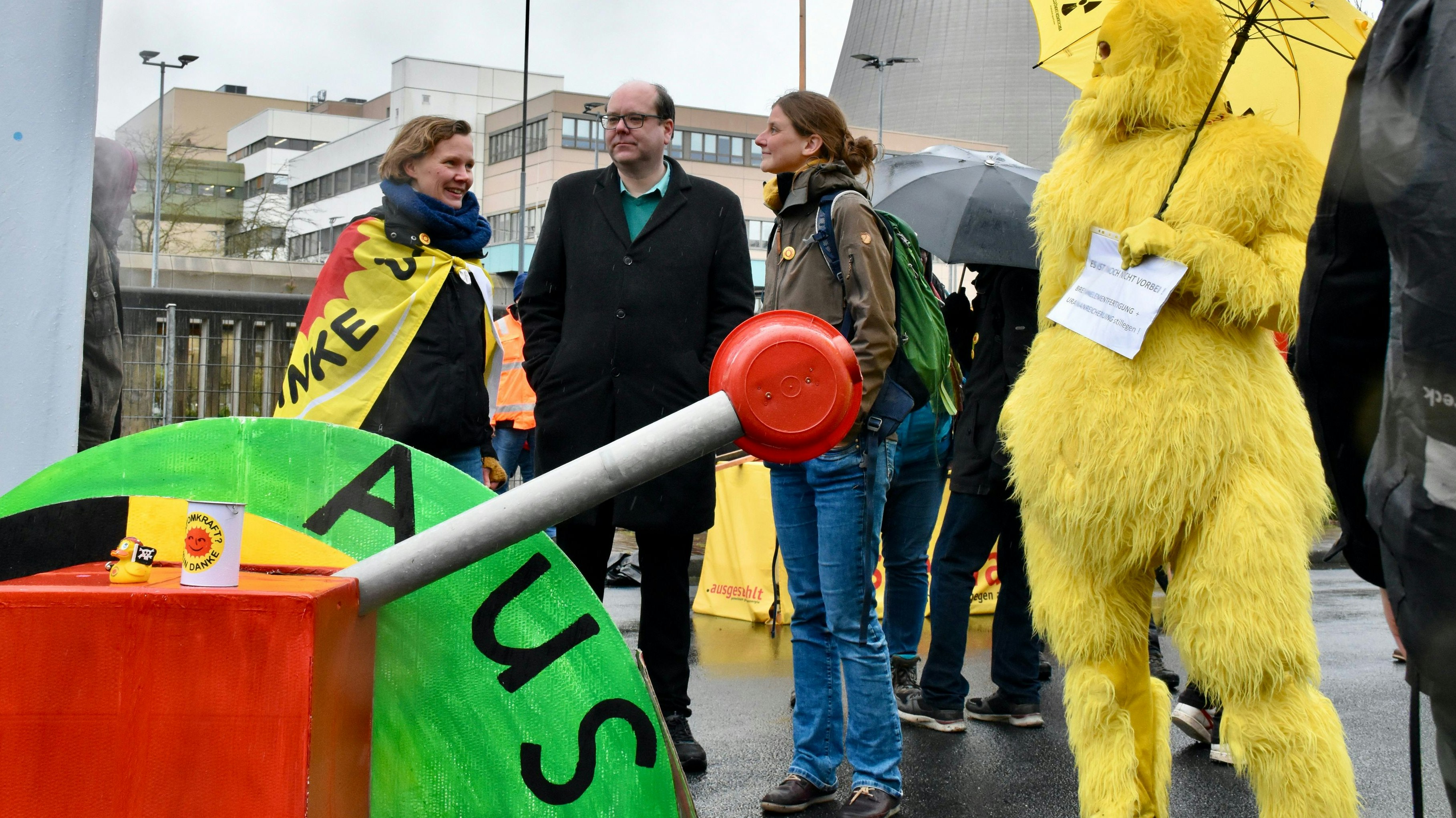 Niedersachsens Umweltminister Christian Meyer (2. von links) legte symbolisch den Schalter um und läutete damit das Aus der Atomenergie am Standort Lingen ein. Foto: Berg