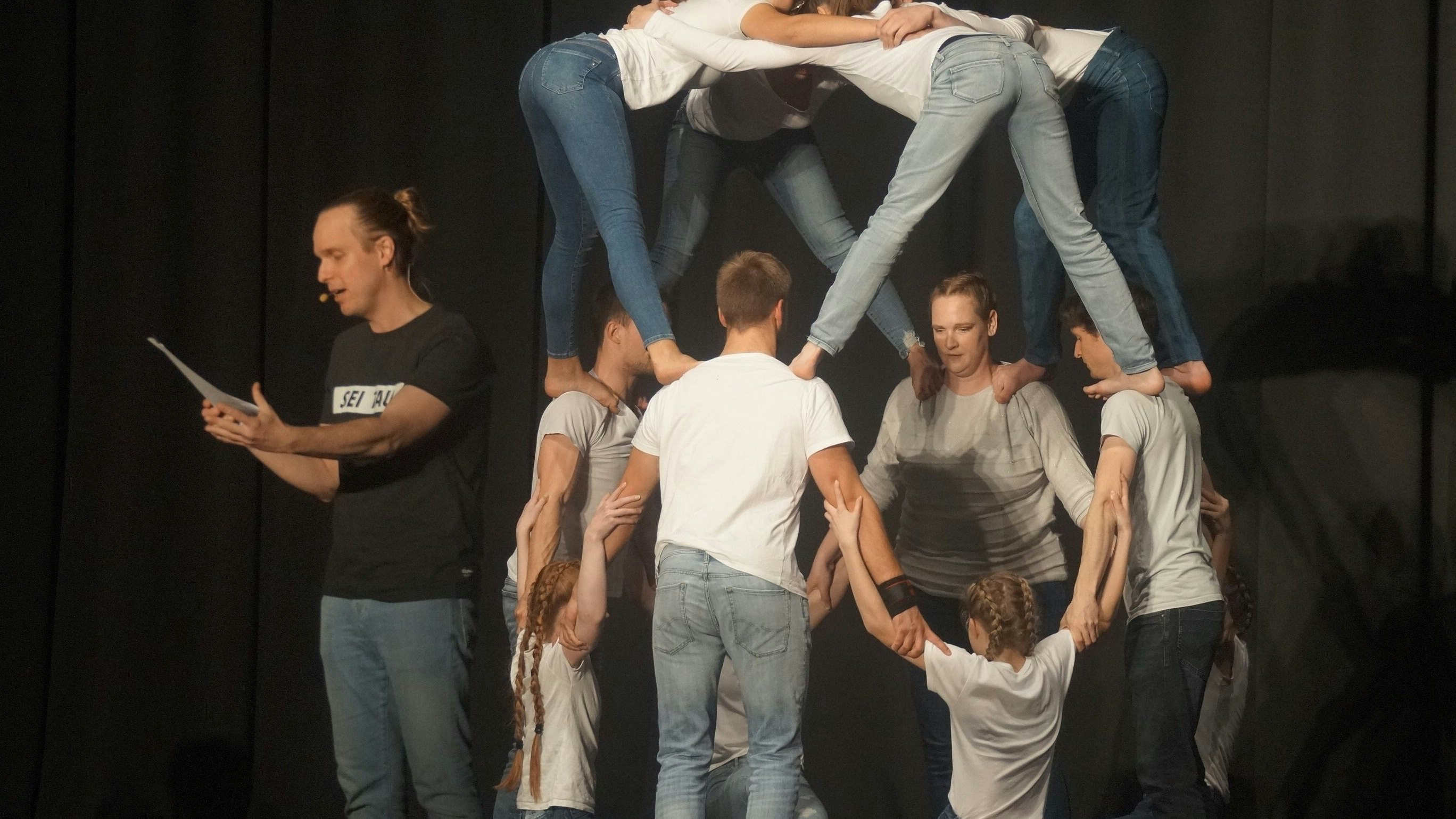 Wortakrobatik trifft Kraft und Kreativität: Poetry-Slamer Benedikt Feldhaus und die Akrobatikgruppe "In Motion". Foto: Brauns-Bömermann