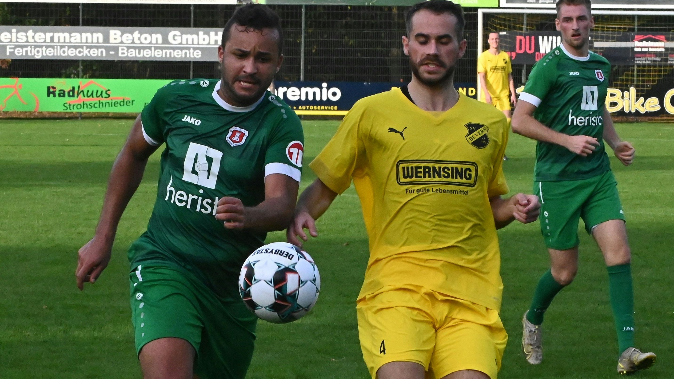 Schwere Aufgabe: Kapitän Sascha Thale (links) und der SV Bevern haben es am Sonntag mit dem bislang famos aufspielenden Tabellenführer SV Holthausen-Biene zu tun. Foto: Bettenstaedt