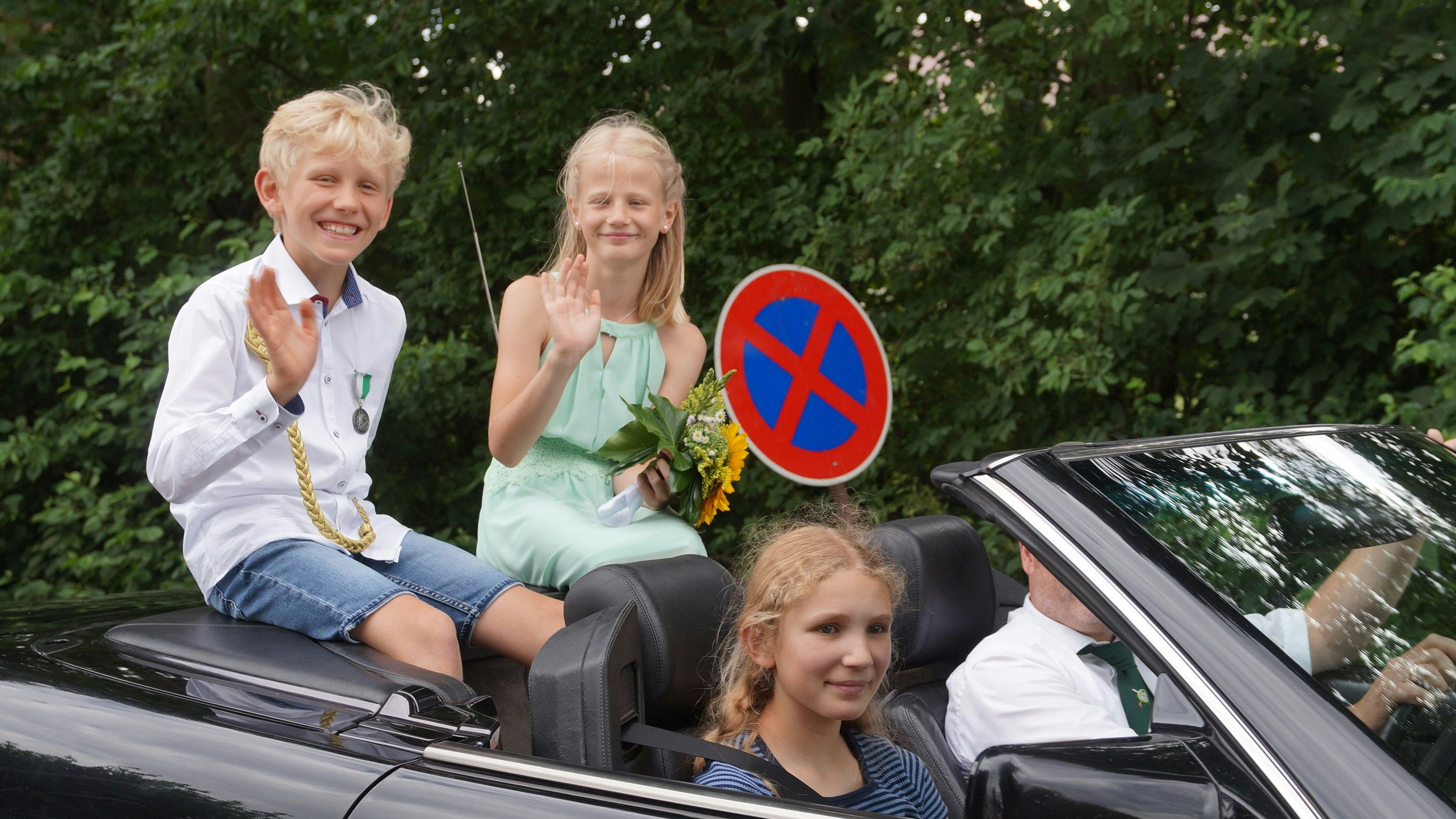 Stolz: Die Kinder-Regenten Leo Talg und Martha Wessel winken dem Schützenvolk zu. Foto: Bruns-Bömermann