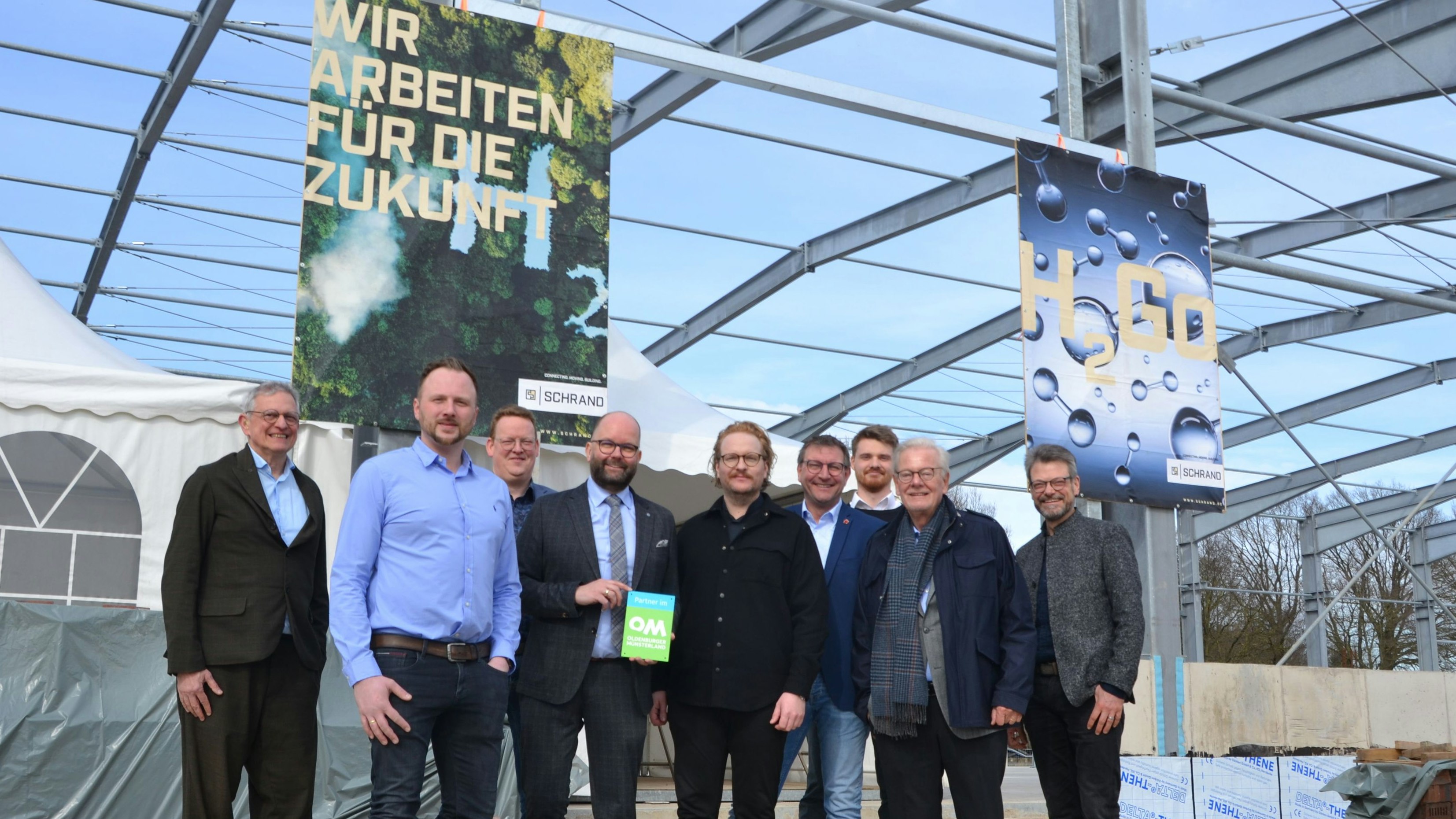Innovativ: Timo Schrand (5. von links) stellte das Wasserstoff-Projekt zusammen mit dessen Leiter Paul Hoffmann (2. von links) vor. Foto: Meyer