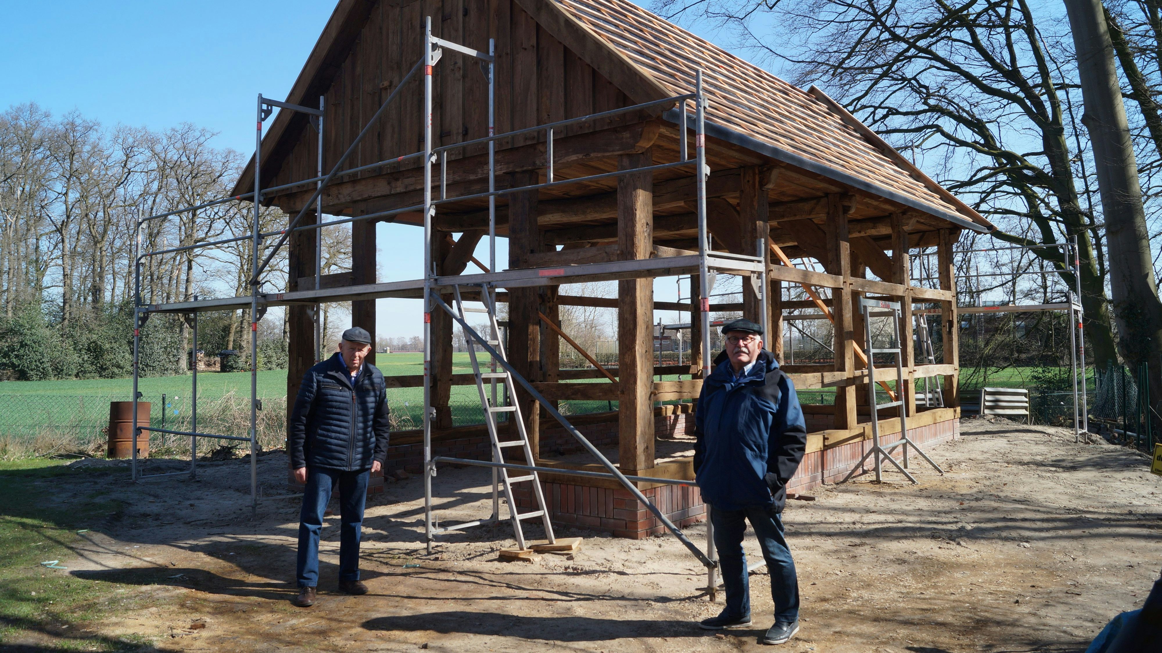 Zusätzliche Ausstellungsfläche: Werner Dullweber (links) und Franz-Josef Göttke vom Bakumer Heimatverein sind glücklich, dass die Scheune neu errichtet wird. Foto: C. Meyer