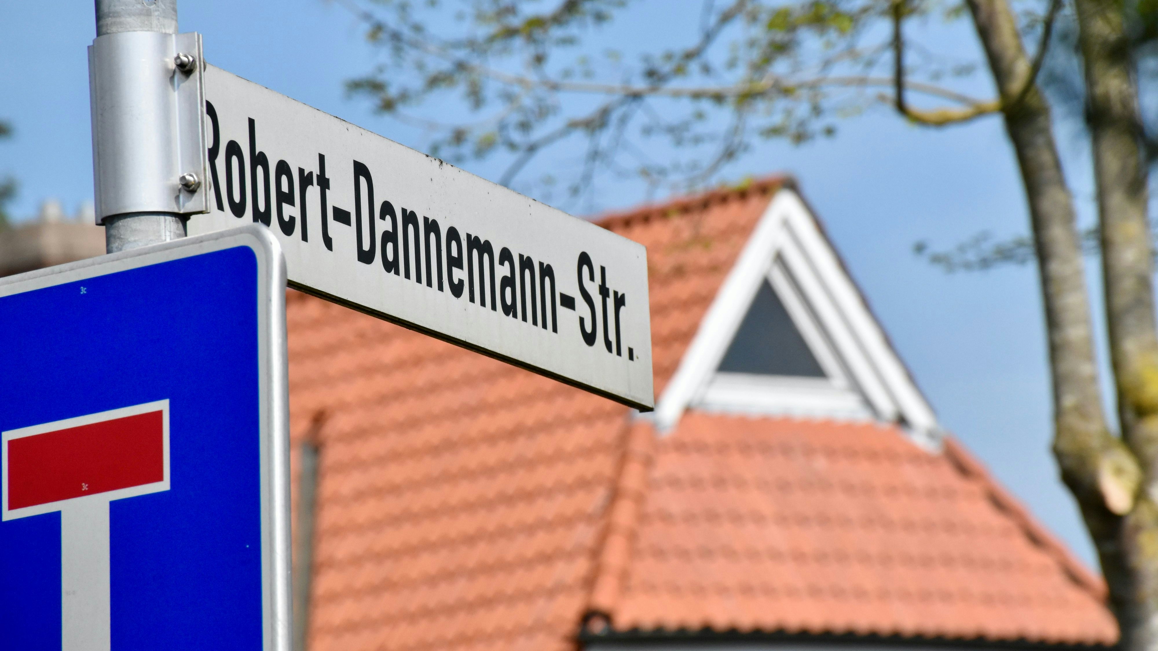 Wo geht es lang? In Wardenburg bleibt der Robert-Dannemann-Weg, mit Einschränkungen, erhalten. In Vechta beginnt jetzt die politische Debatte um den Umgang mit dem zweifelhaften Namensgeber. Foto: Berg
