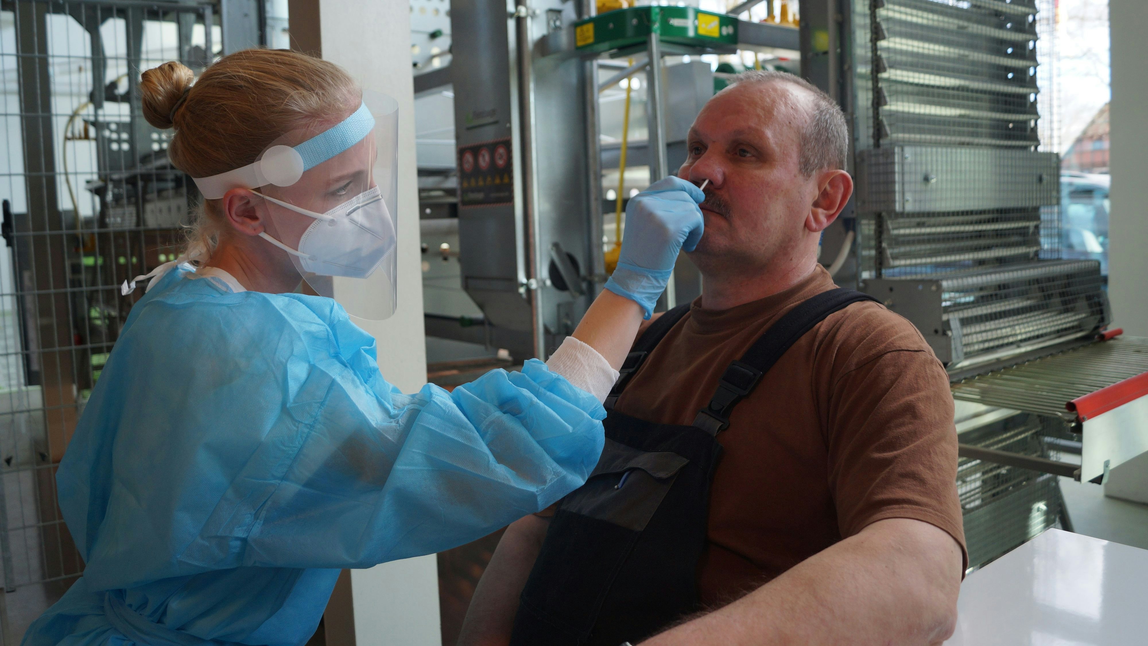 Johann Reichel (Mitarbeiter bei Fienhage in Lutten) lässt sich von der medizinischen Fachkraft Vanessa Fragge testen. Reichel findet es gut, dass es diese Möglichkeit bei seinem Arbeitgeber gibt. Foto: C. Meyer