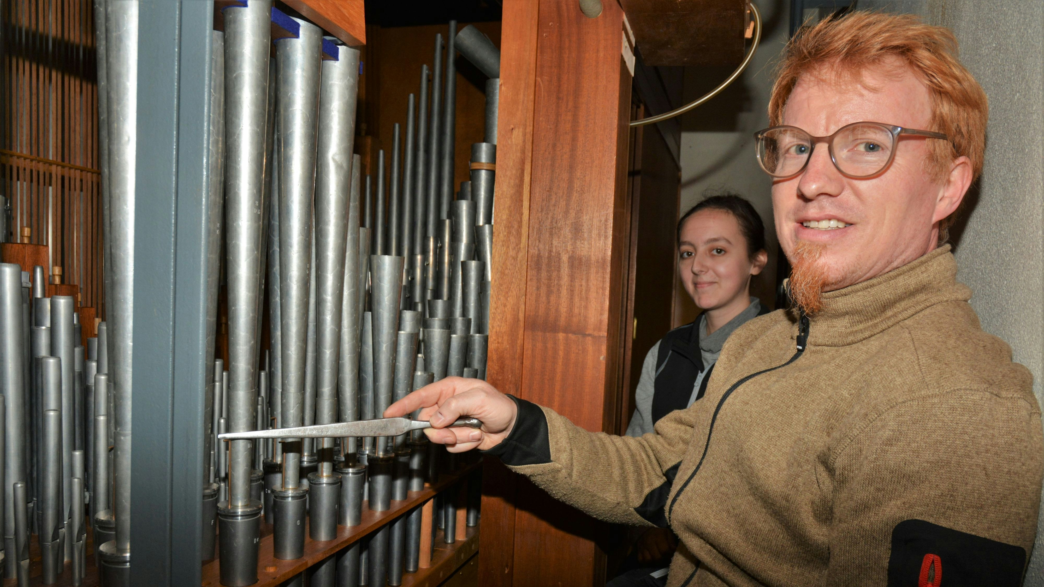 Die Orgelpfeifen werden gestimmt. Willehard Schomberg (vorne) macht dies bei den Zungen mit einem Stimmeisen. Seine Auszubildende Inken Trump (hinten) ist mit dabei. Foto: Wenzel